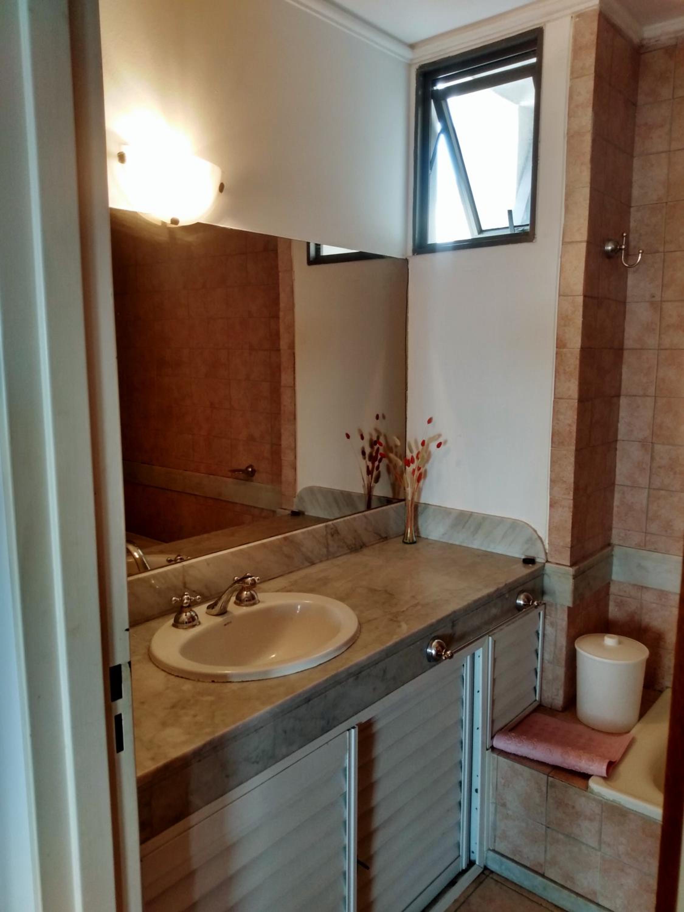-Excelente departamento, a metros del Shopping Paso del Paraná, vista al río Paraná, cochera techada privada - silencio - ideal para descansar - barrio res