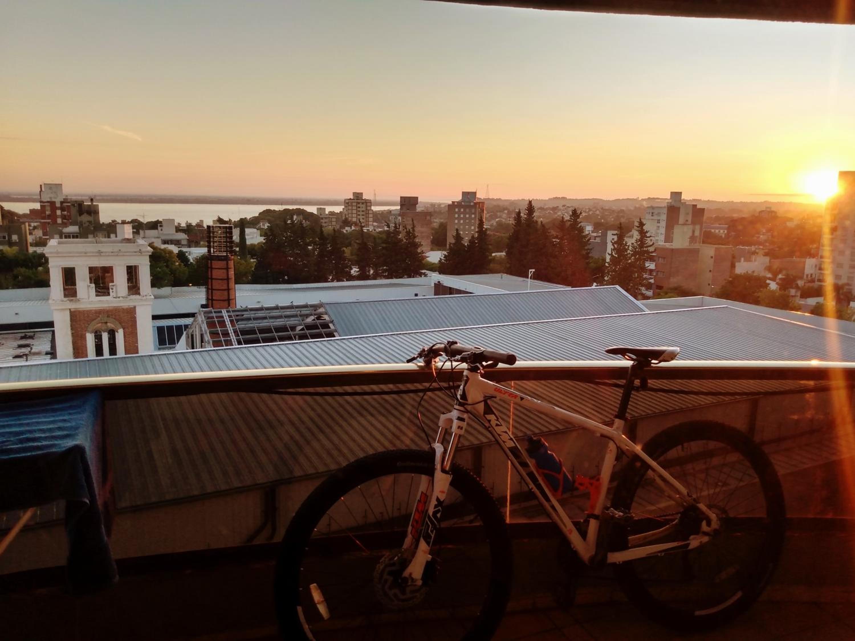 -Excelente departamento, a metros del Shopping Paso del Paraná, vista al río Paraná, cochera techada privada - silencio - ideal para descansar - barrio res