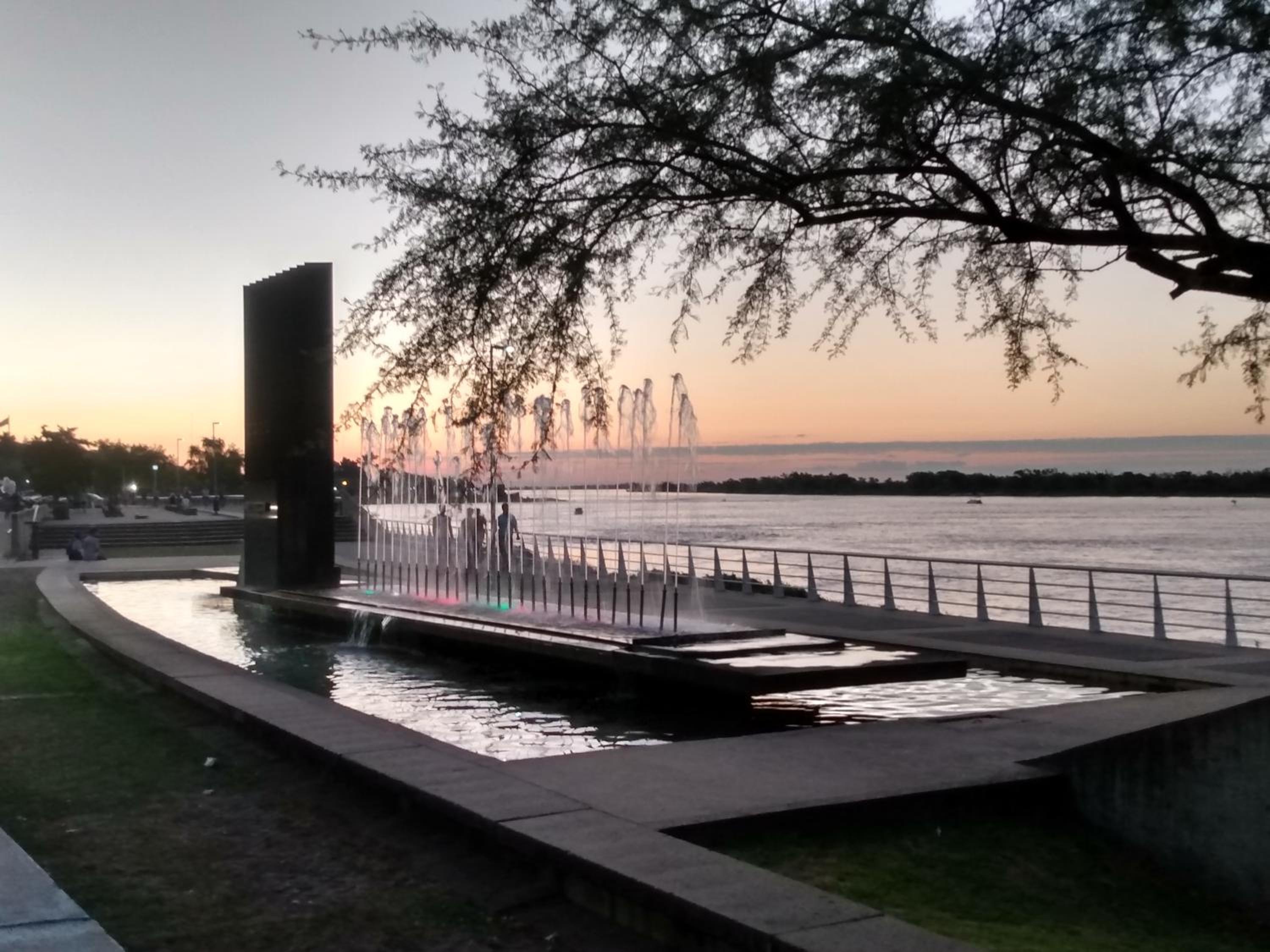 -Excelente departamento, a metros del Shopping Paso del Paraná, vista al río Paraná, cochera techada privada - silencio - ideal para descansar - barrio res