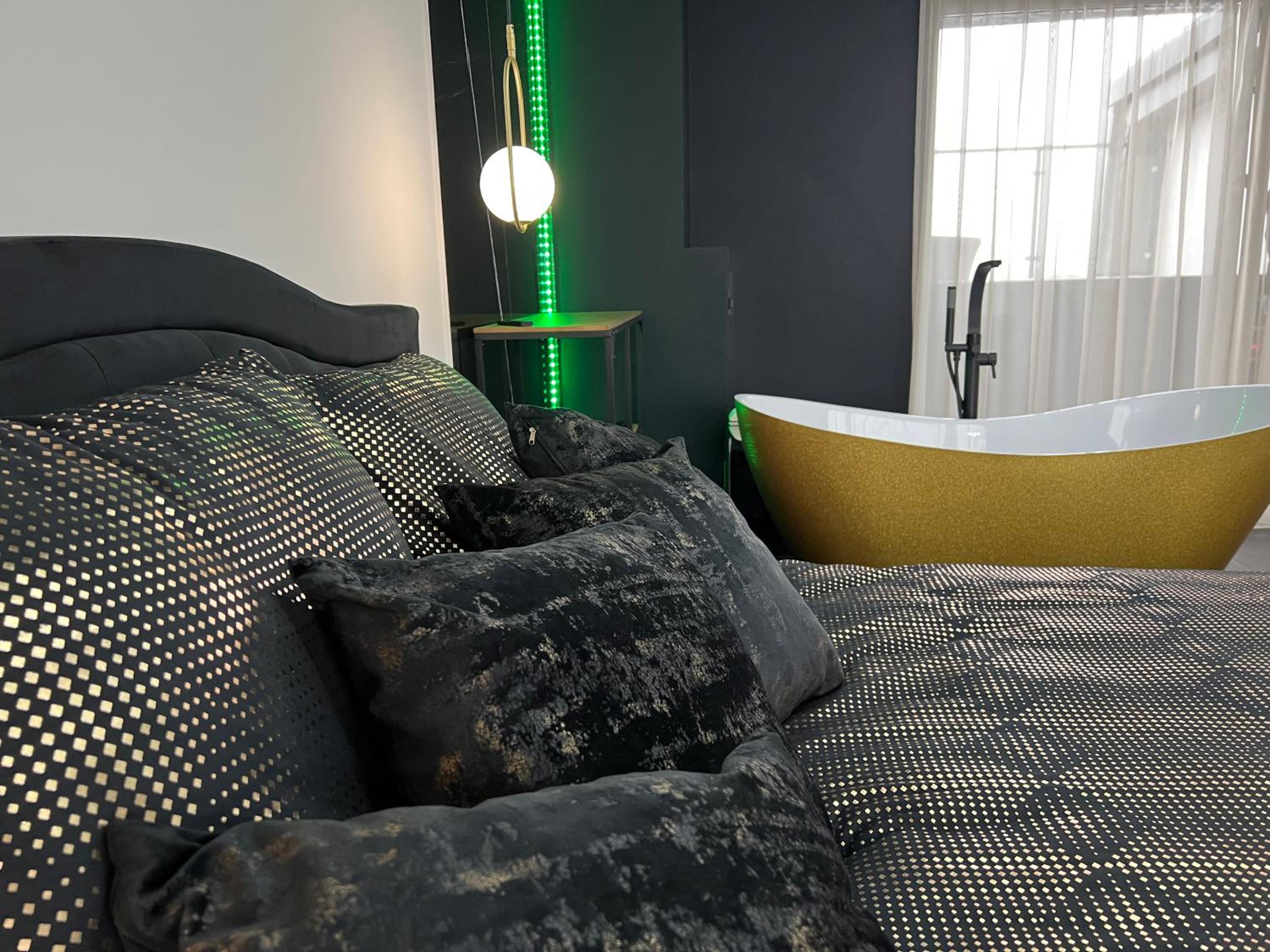 Apartament PREMIUM ze złotą wanną w sypialni widok na morze dyskretny taras z łóżkiem - Bałtyckie Sarbinowo 18