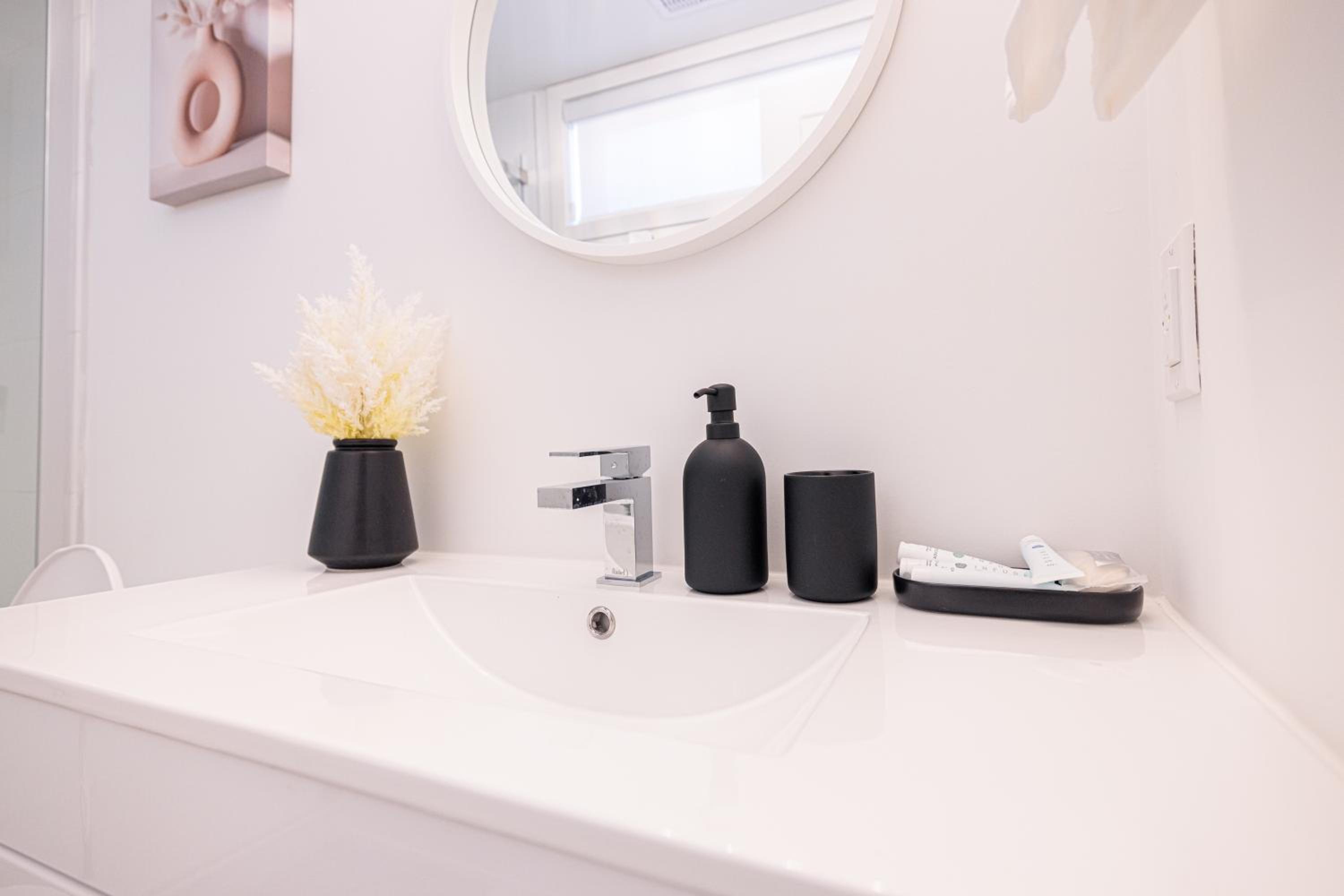 Luxury & Comfy Apartment, Mins Drive To All Niagara Falls Attraction