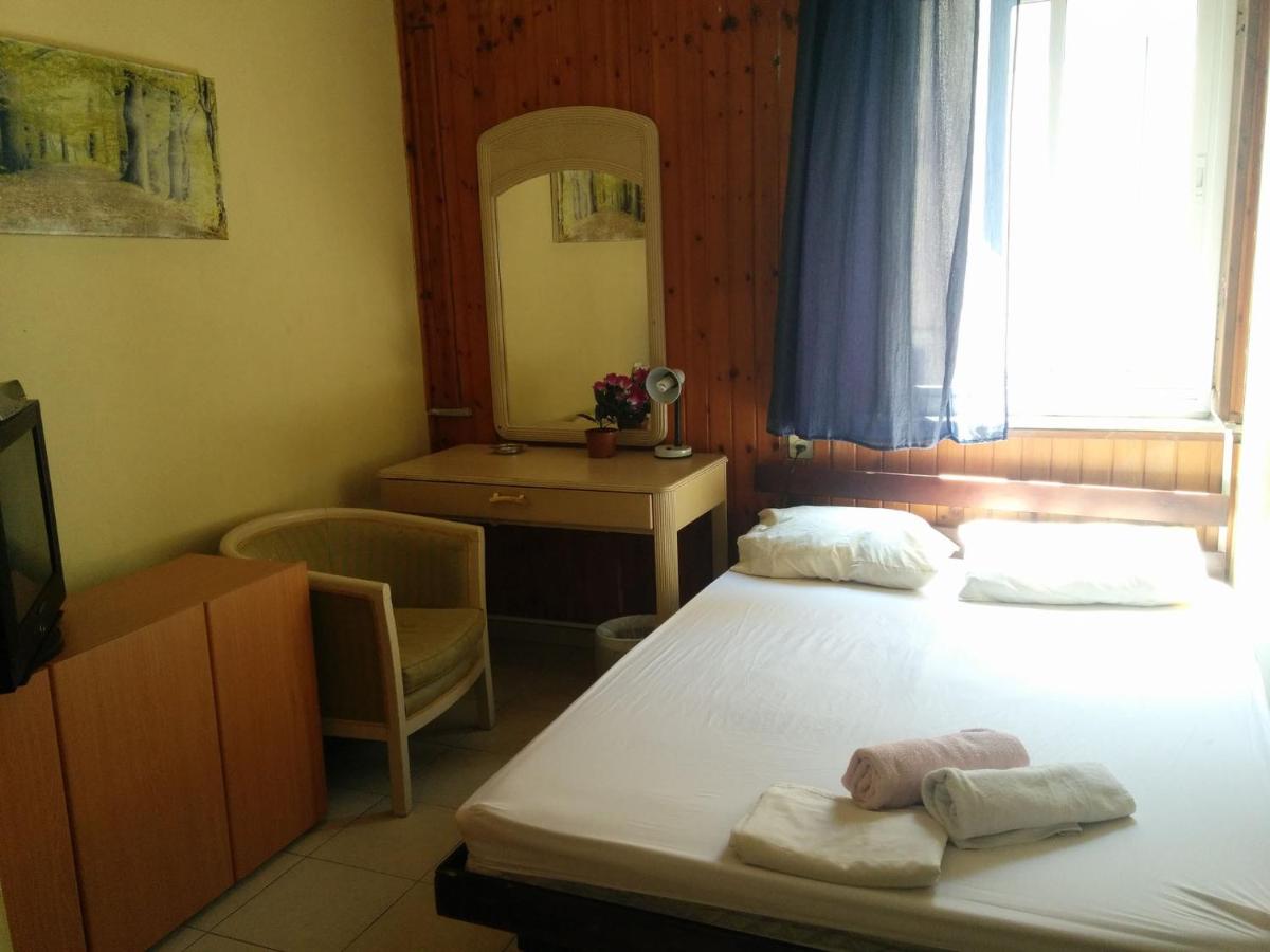 Momo's Hostel