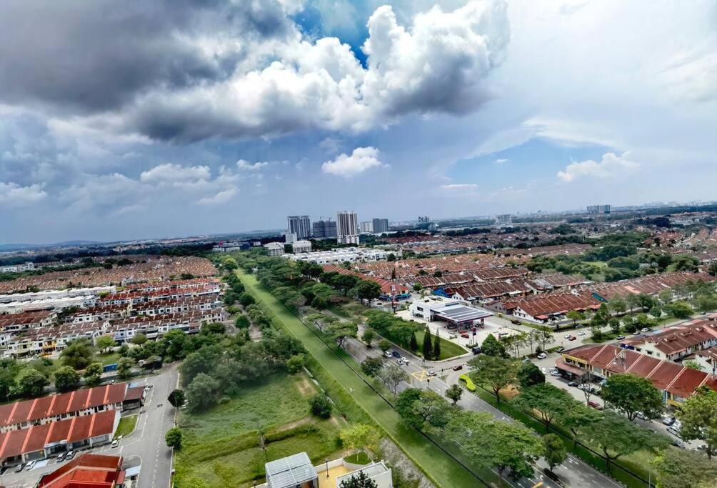 Bukit Indah 12pax Aeon Lego Wi-fi Netflix BySTAY