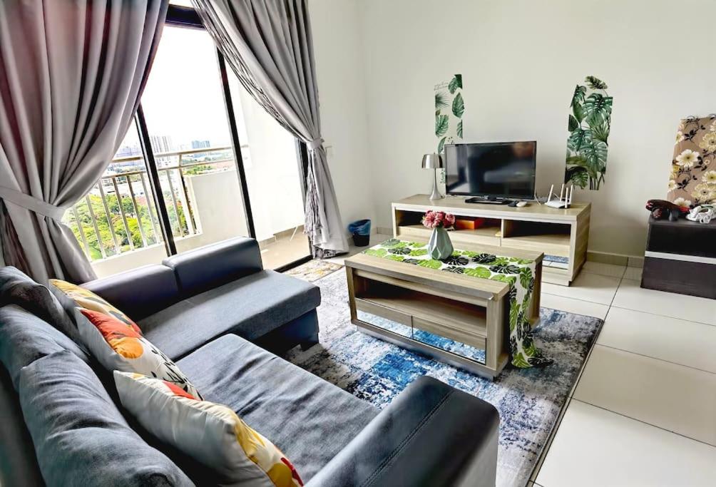Bukit Indah 12pax Aeon Lego Wi-fi Netflix BySTAY