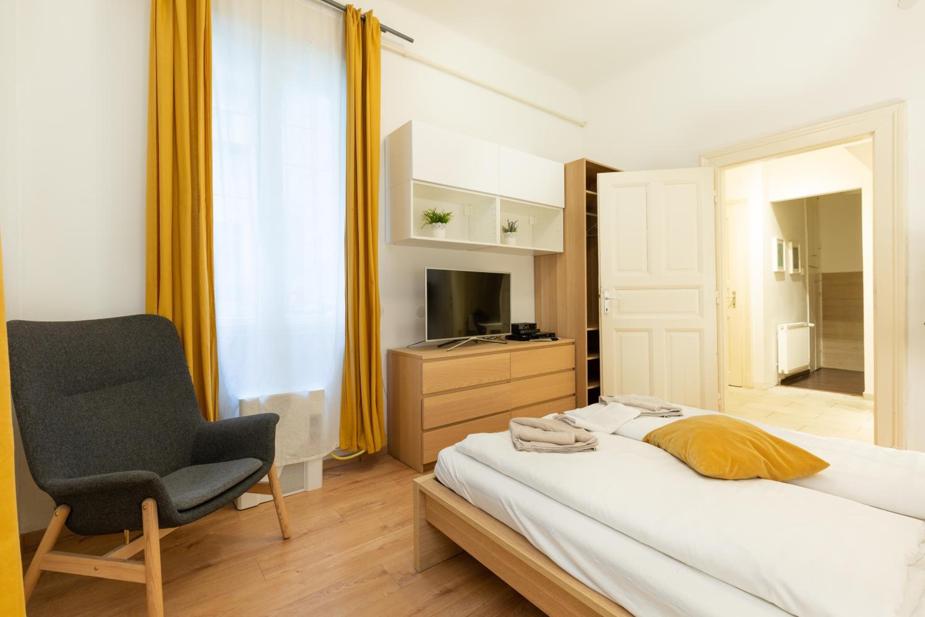 A4-6 Aulich Apartment