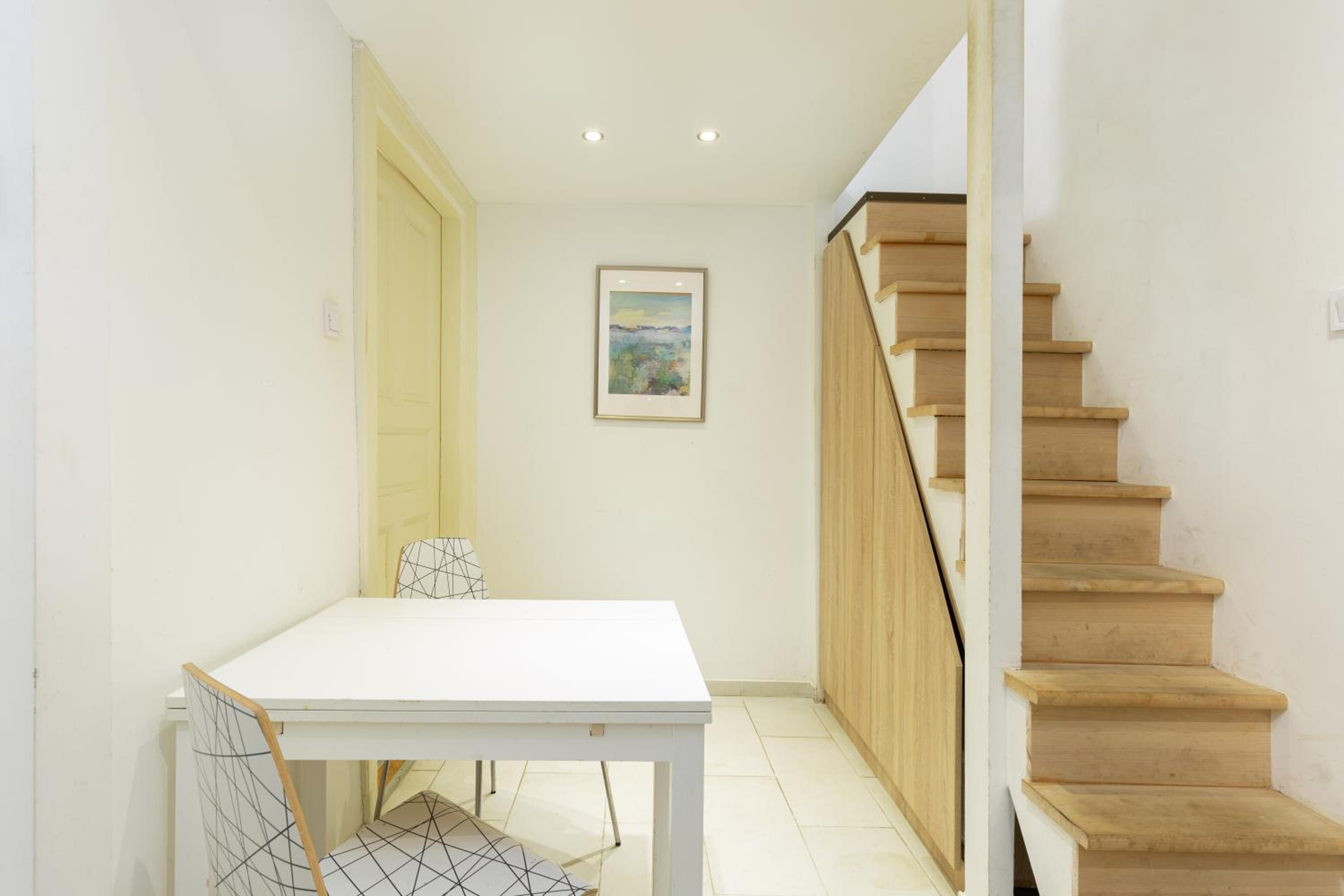 A4-6 Aulich Apartment