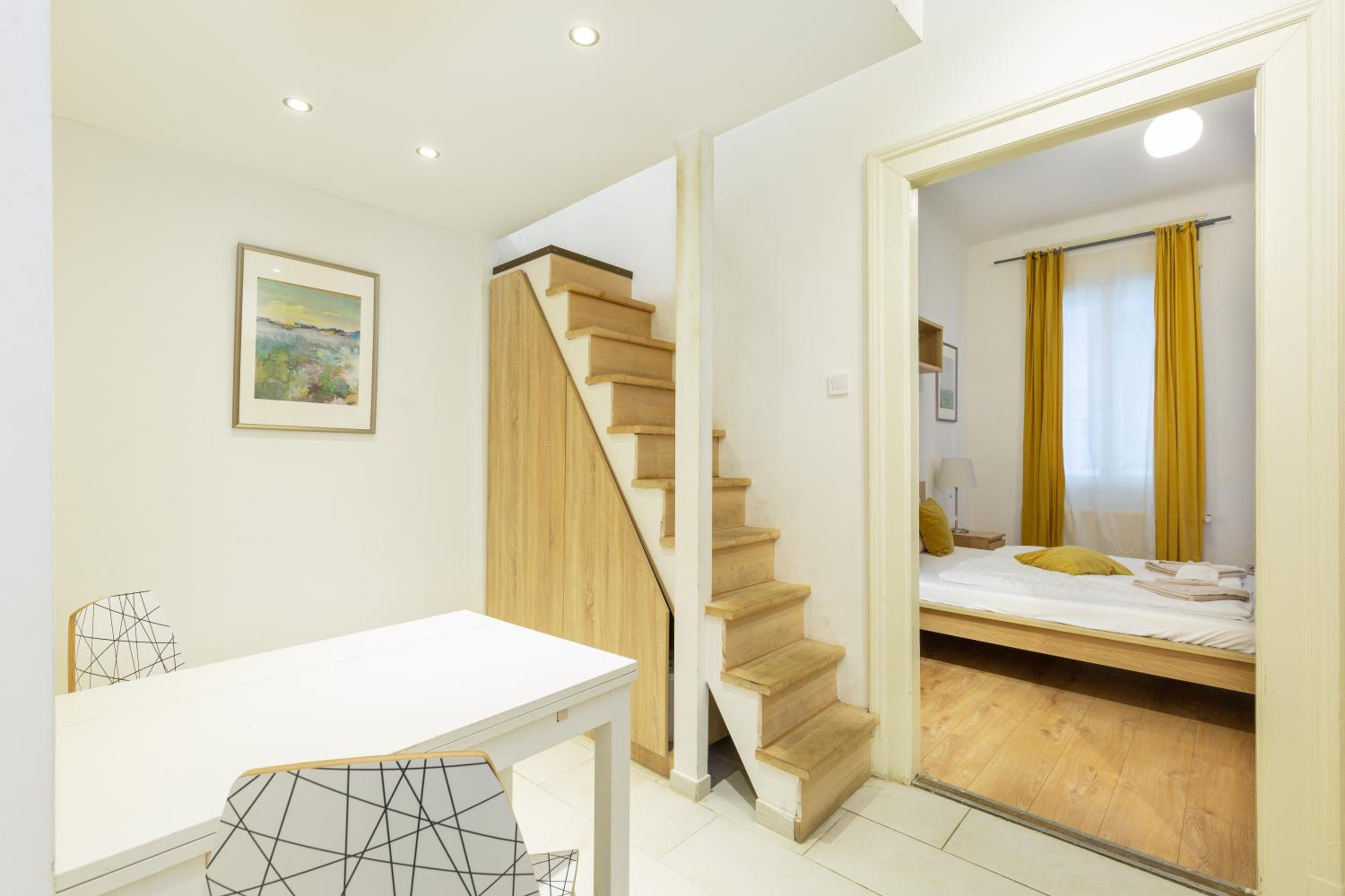 A4-6 Aulich Apartment