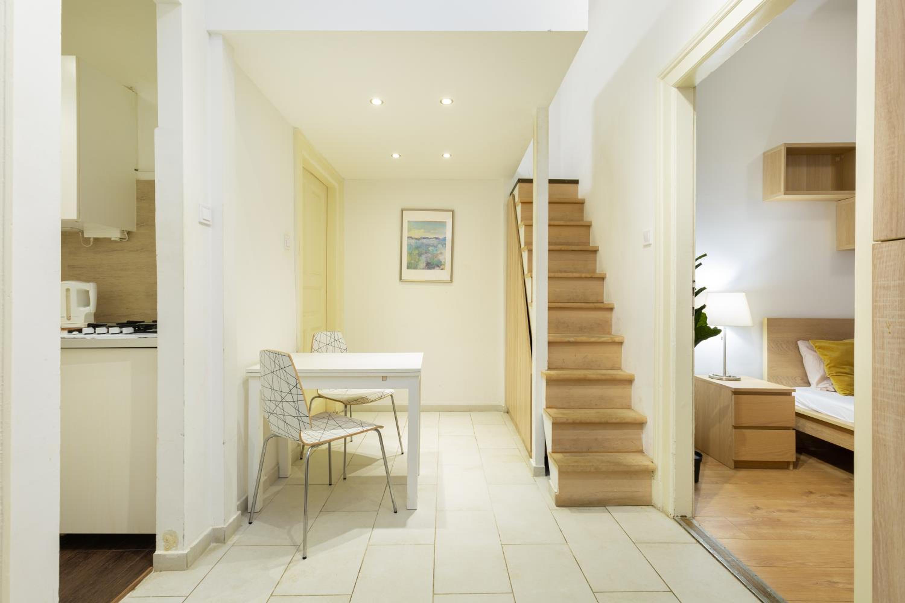 A4-6 Aulich Apartment