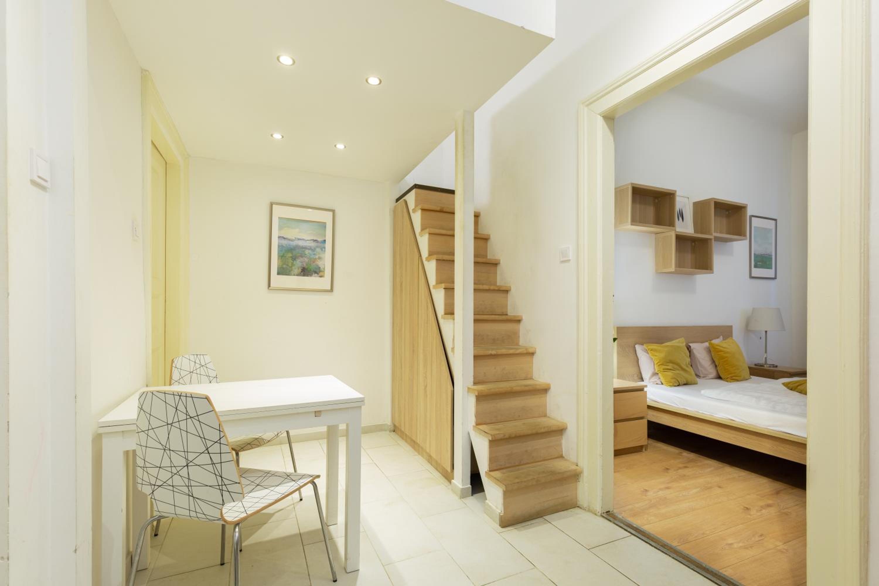 A4-6 Aulich Apartment