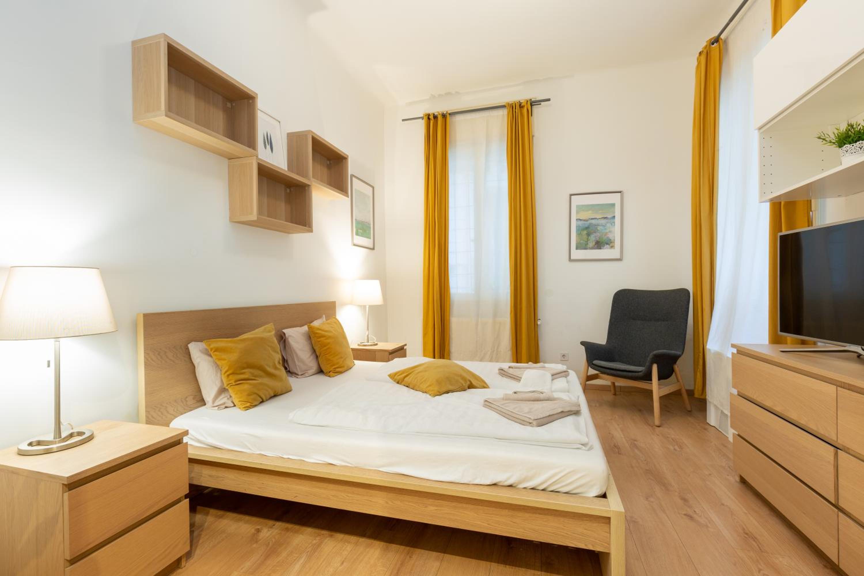A4-6 Aulich Apartment