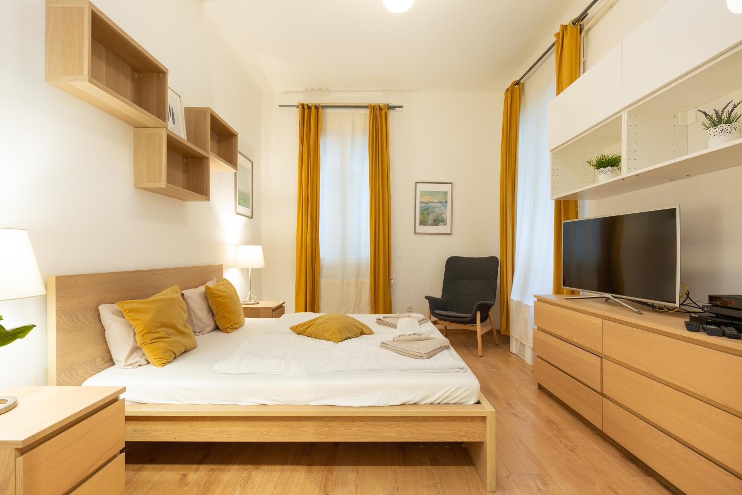A4-6 Aulich Apartment