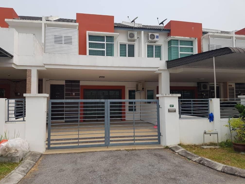 Hasnifana Homestay Seri Iskandar photo 6