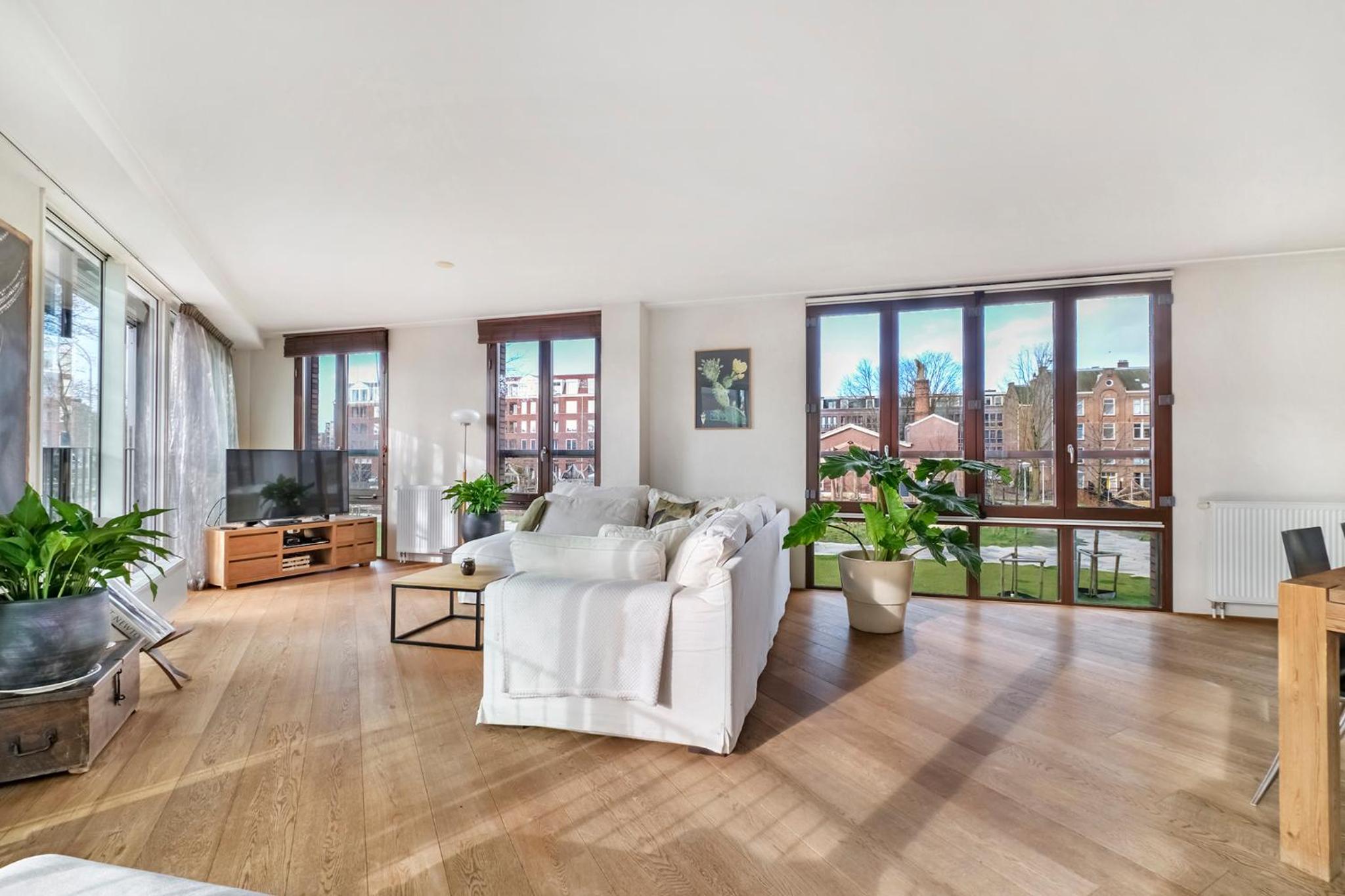 170M2 Appartment with Jacuzzi & Steam bath in center of Amsterdam photo 2