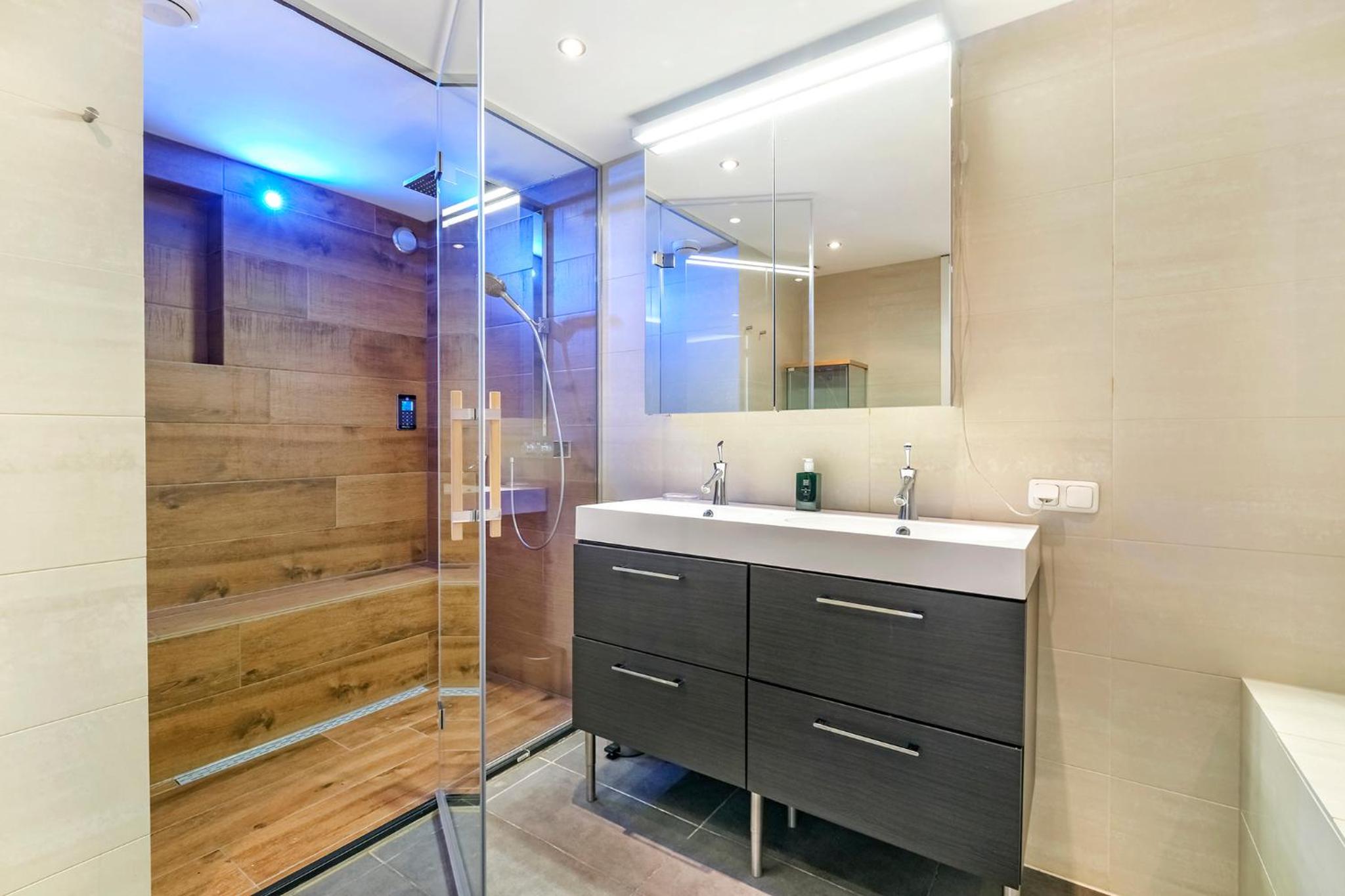 170M2 Appartment with Jacuzzi & Steam bath in center of Amsterdam photo 5