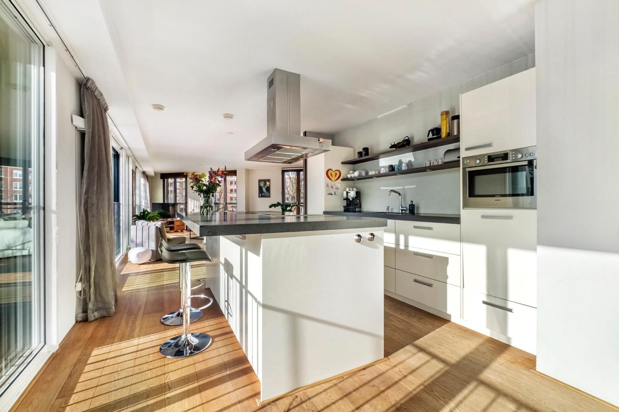 170M2 Appartment with Jacuzzi & Steam bath in center of Amsterdam photo 3