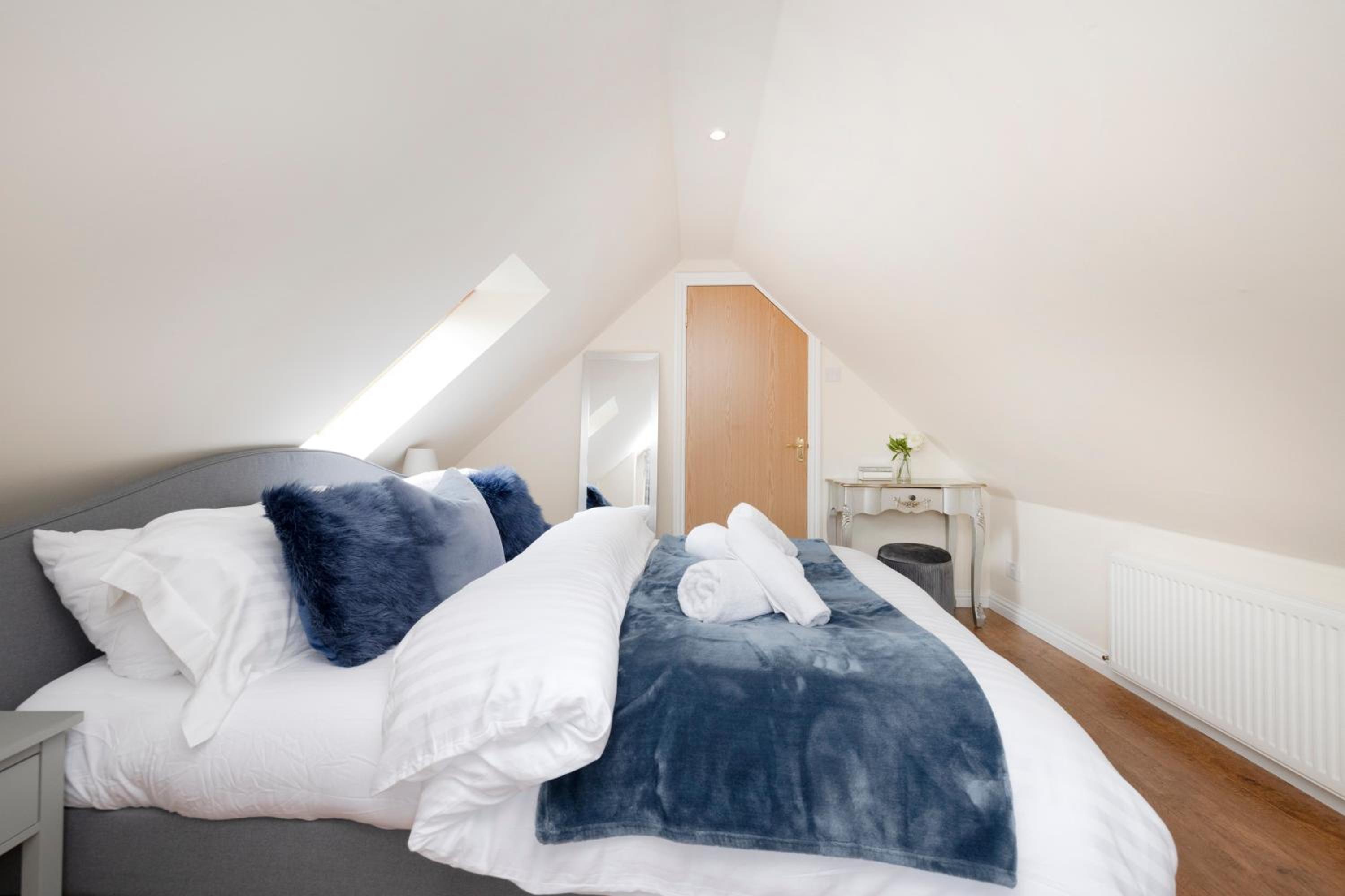 JOIVY Greenknowes Estate - Retreat With Garden, Parking and Hot Tub view 3