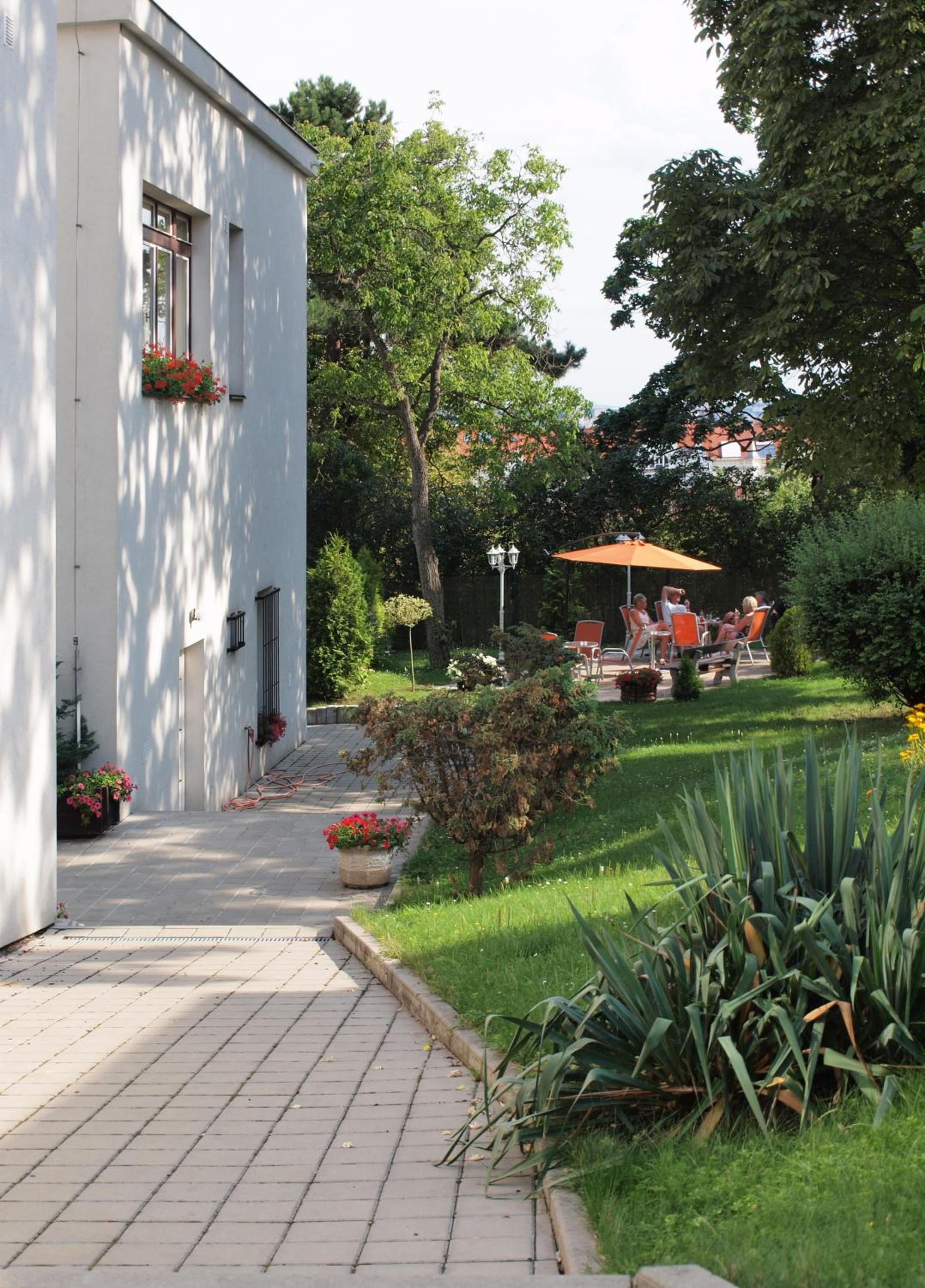 Residence Dykova - former Pension Jana, Domov Mládeže