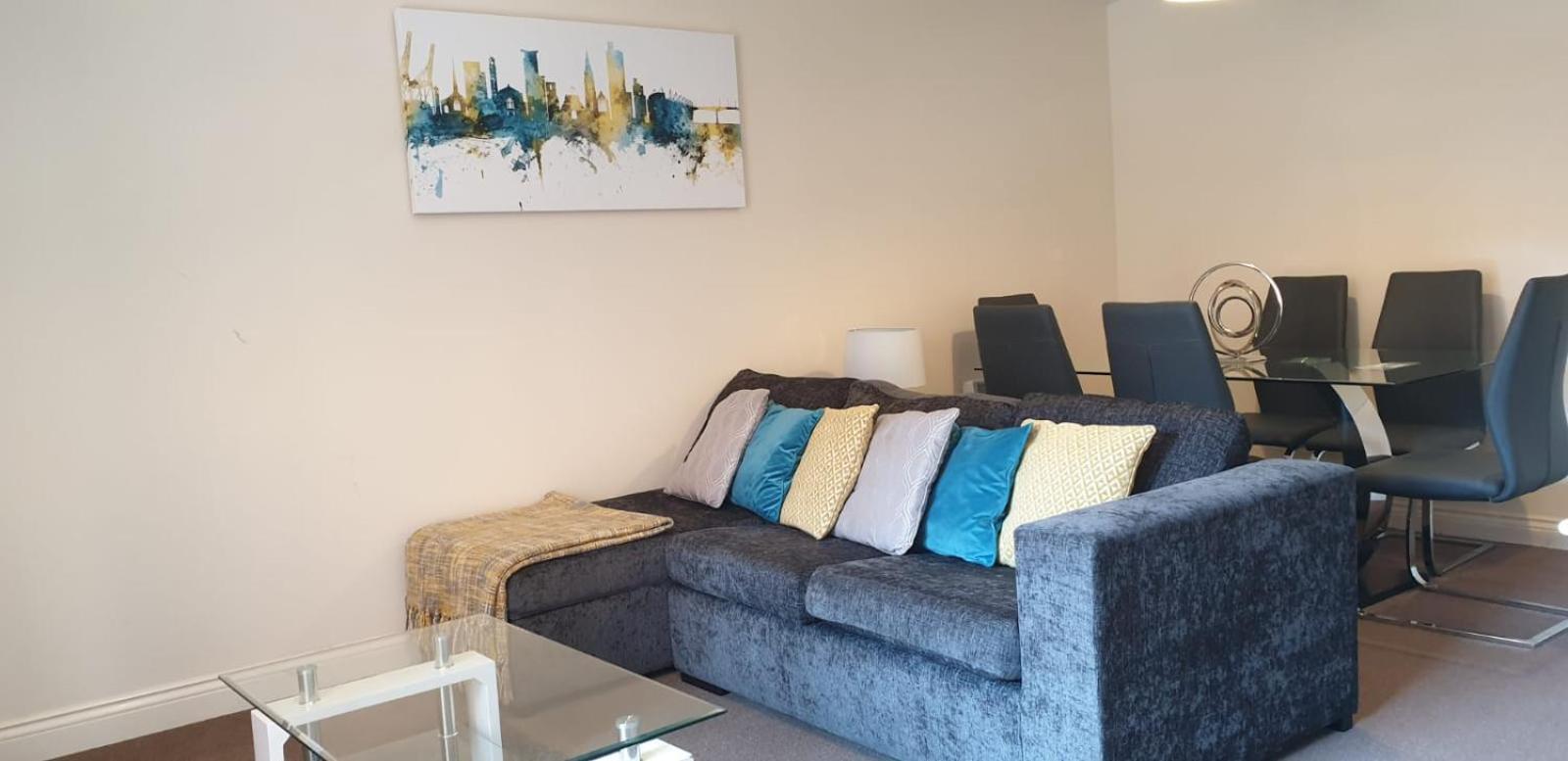 BEST PRICE!Superb City Centre 2bd Apartment, 1 Double bed, 2 Singles or Superking, Sofabed, Smart TV & FREE SECURE PARKING view 5