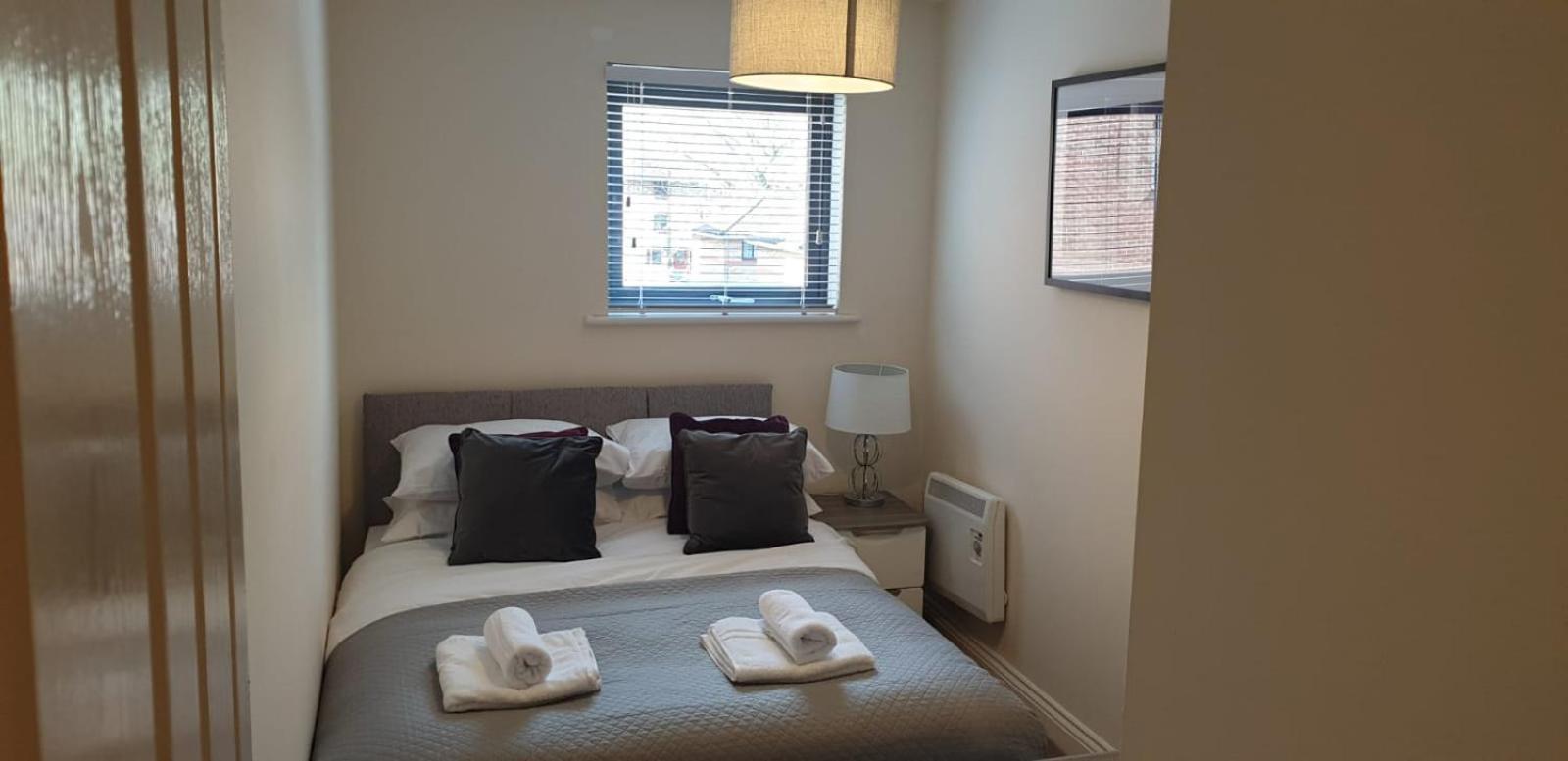BEST PRICE!Superb City Centre 2bd Apartment, 1 Double bed, 2 Singles or Superking, Sofabed, Smart TV & FREE SECURE PARKING view 3