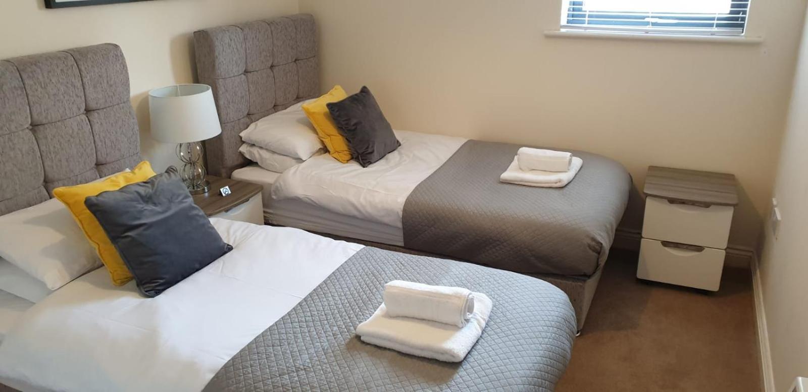 BEST PRICE!Superb City Centre 2bd Apartment, 1 Double bed, 2 Singles or Superking, Sofabed, Smart TV & FREE SECURE PARKING view 2