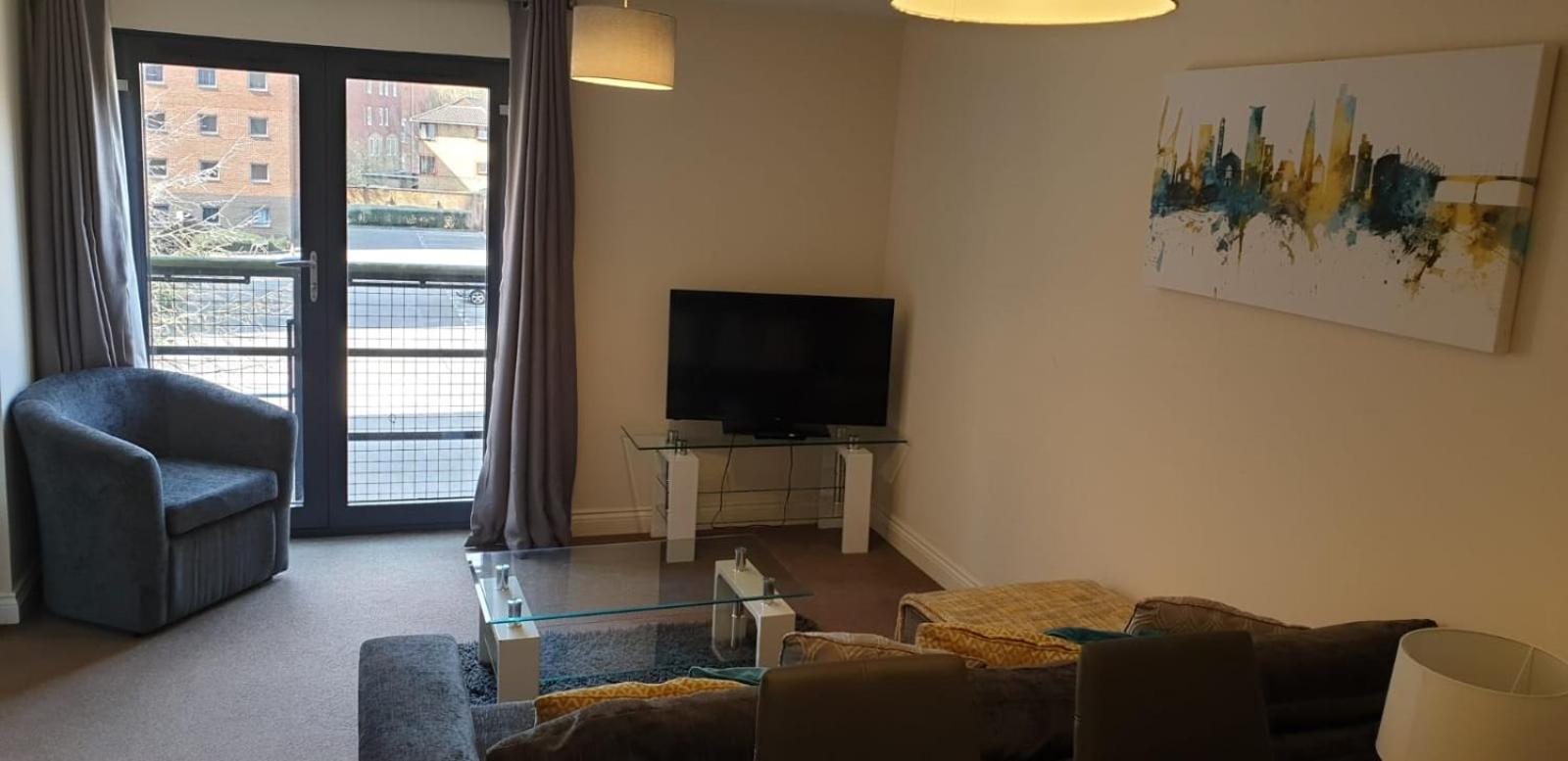 BEST PRICE!Superb City Centre 2bd Apartment, 1 Double bed, 2 Singles or Superking, Sofabed, Smart TV & FREE SECURE PARKING view 4