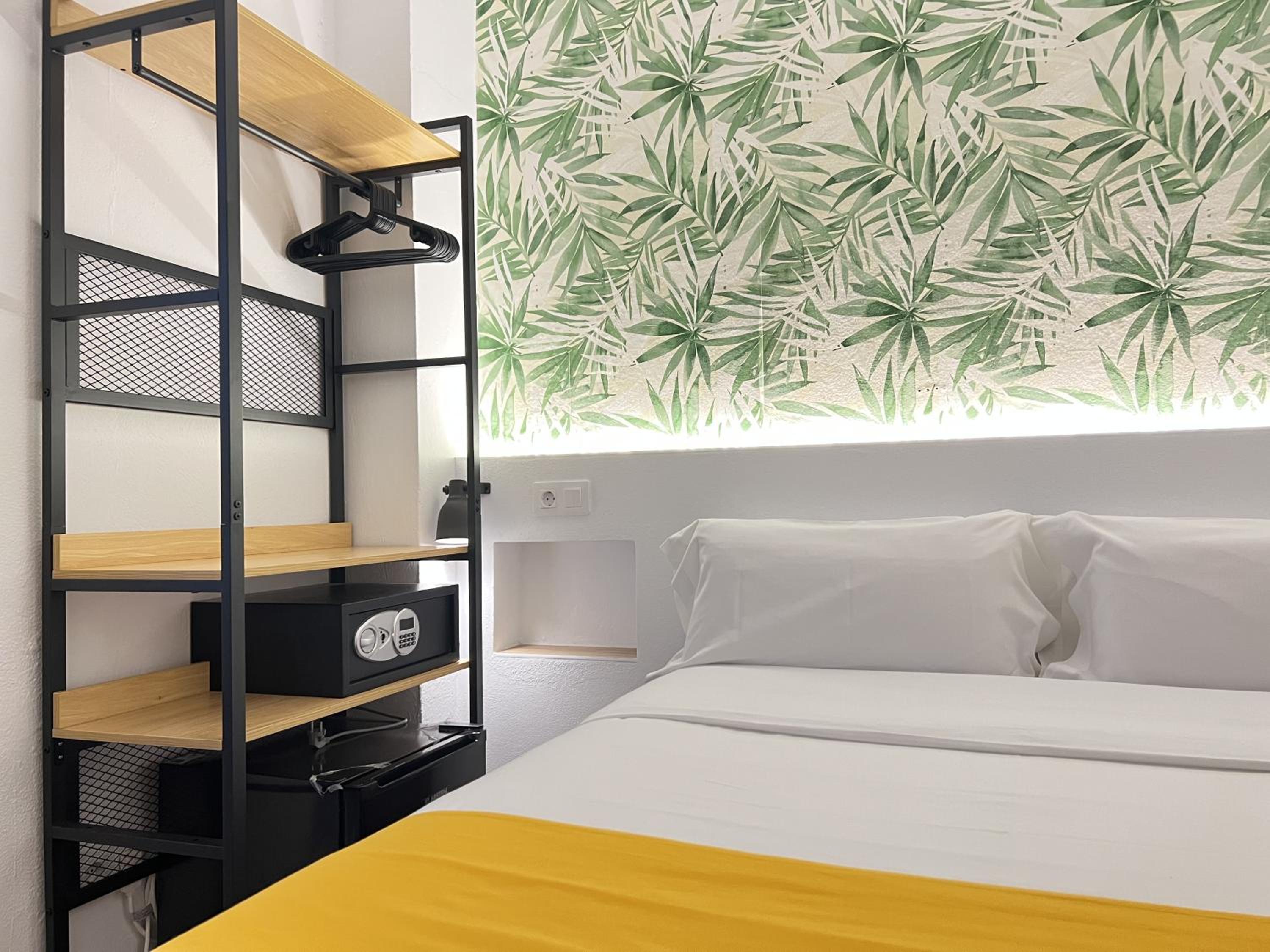 Nanit Rooms Ibiza Hostal