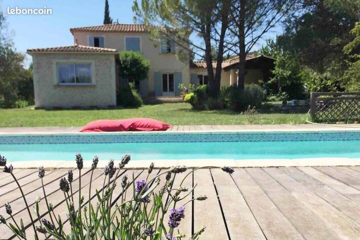 La Chouette Villa, chambre Mazet de 11m2 pièce sous-pente accés par escalier en bois view 3