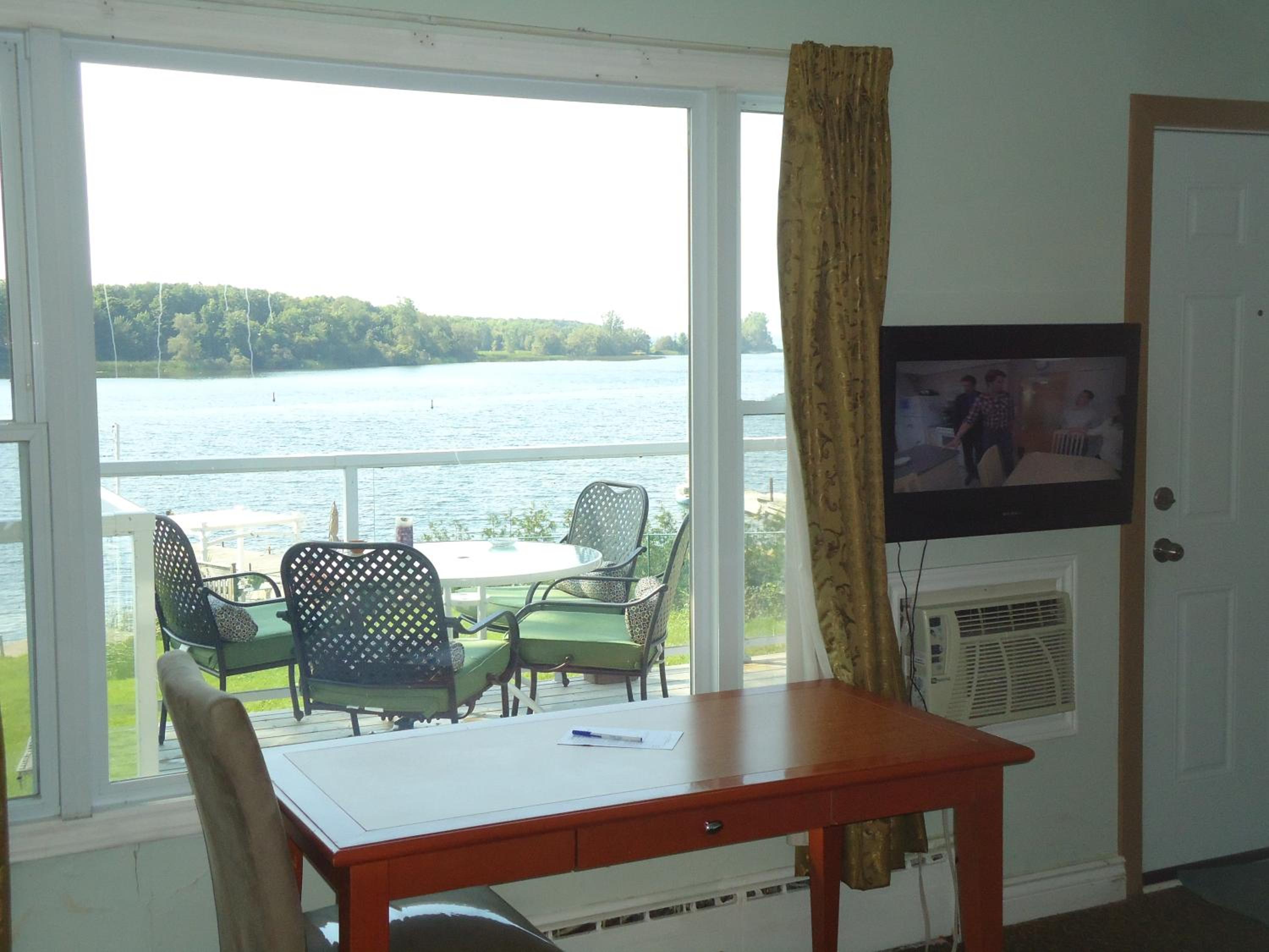 Bayside Inn & Waterfront Suites - Image 4