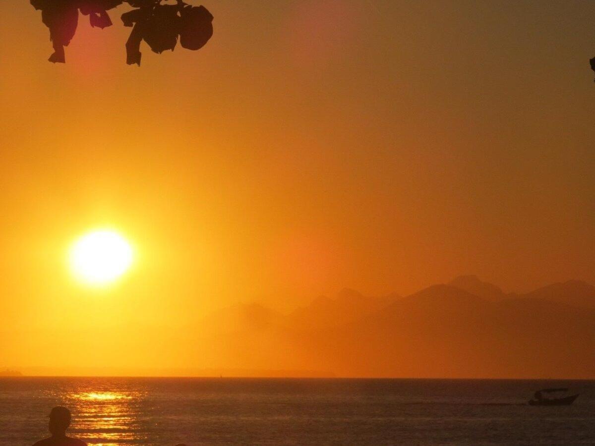 Casa Estilosa e Rústica com Vista para o Pôr do Sol da Ilha do Mel!