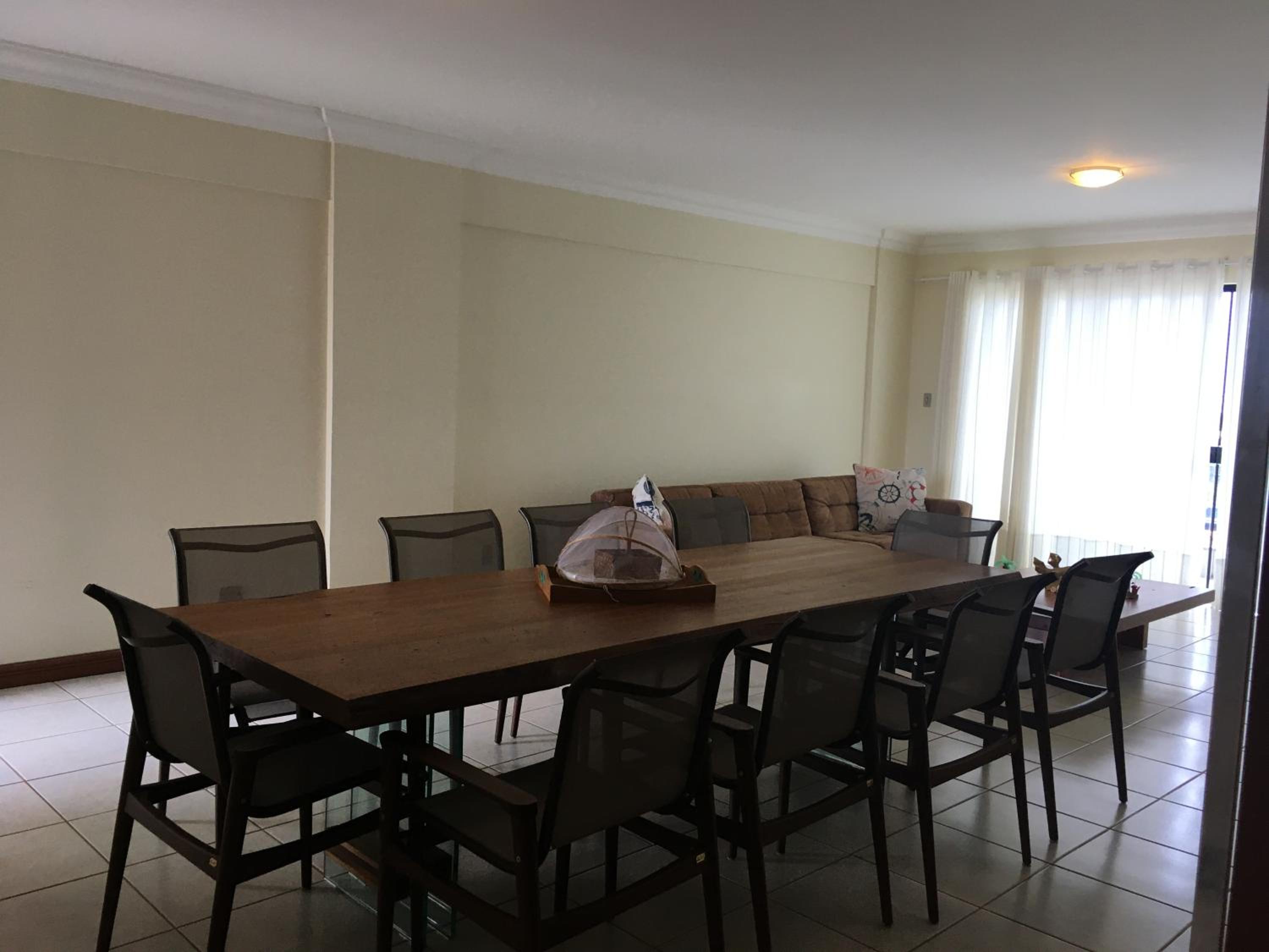 Apartamento amplo e aconchegante com vista para o mar.