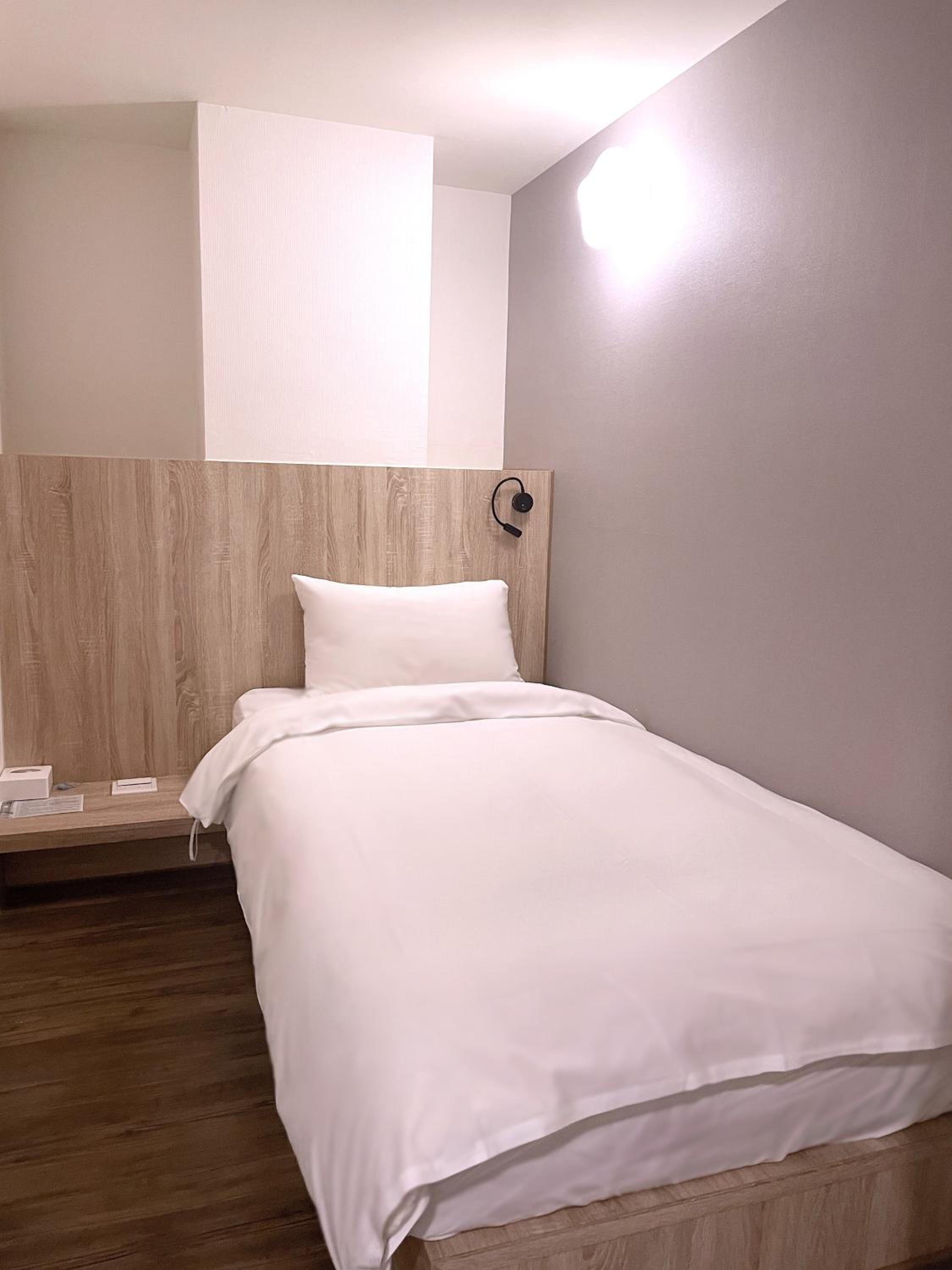 Single Inn-Kaohsiung Station