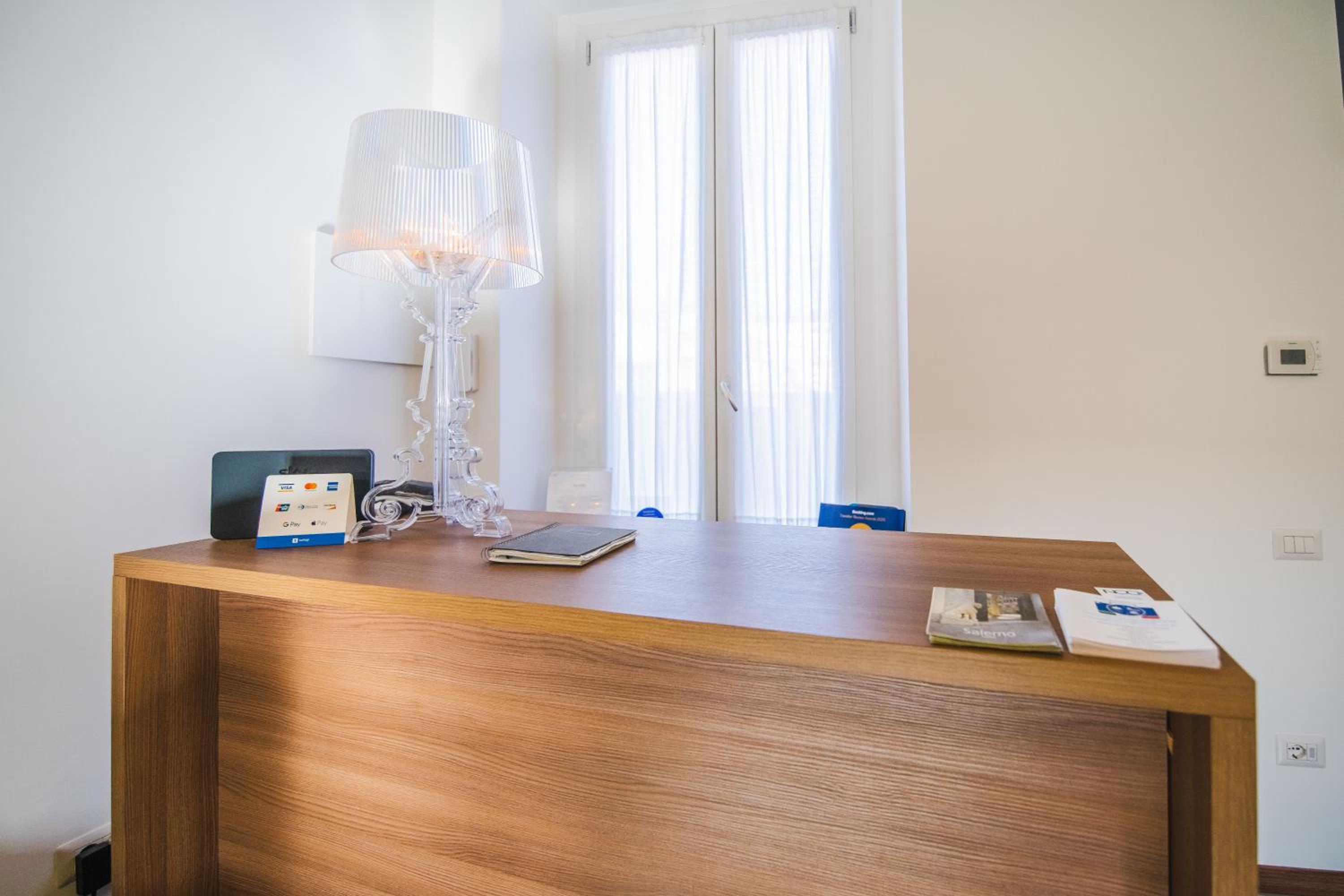 Arco Dei Pinto en Salerno — recepcion & lobby