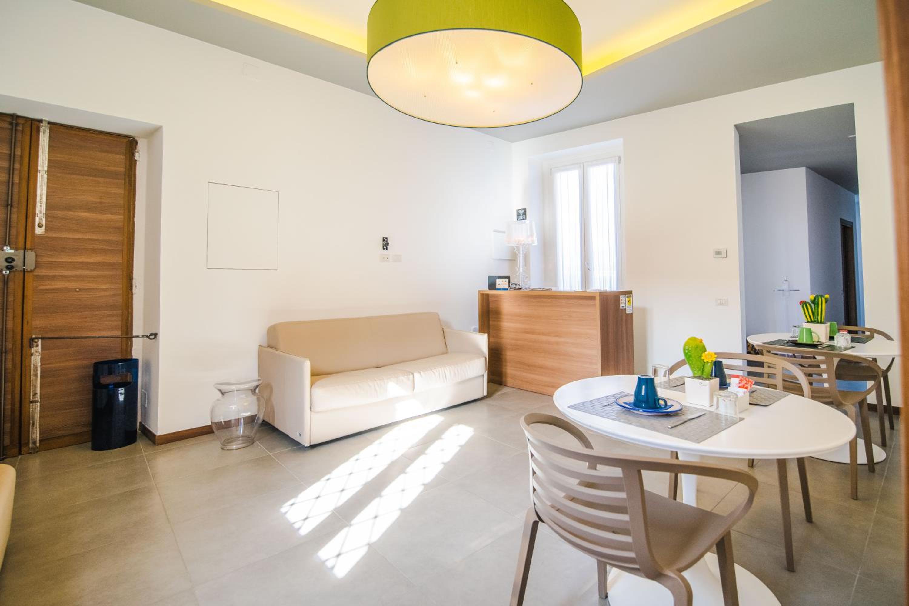 Arco Dei Pinto en Salerno — recepcion & lobby