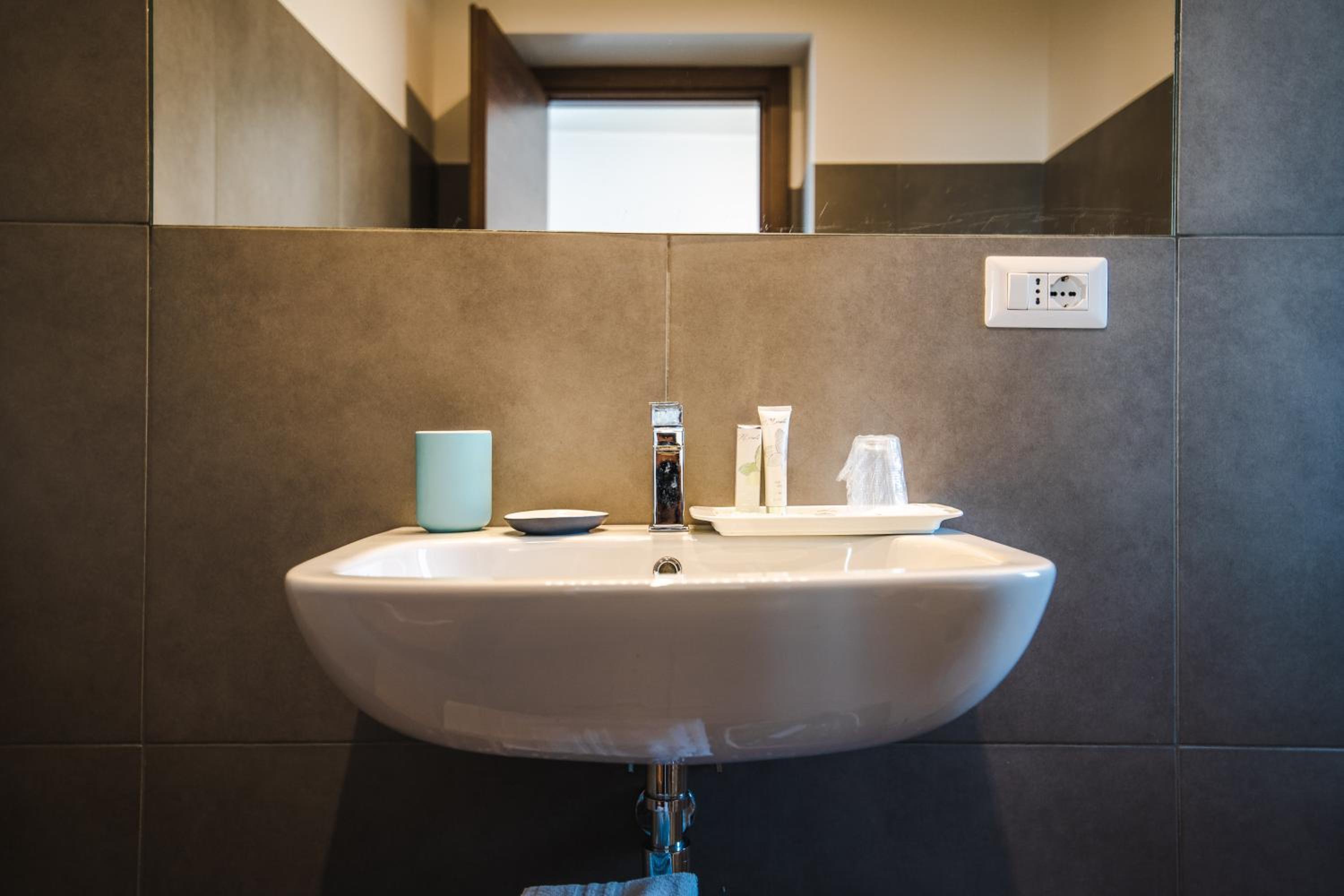 Arco Dei Pinto en Salerno — bathroom