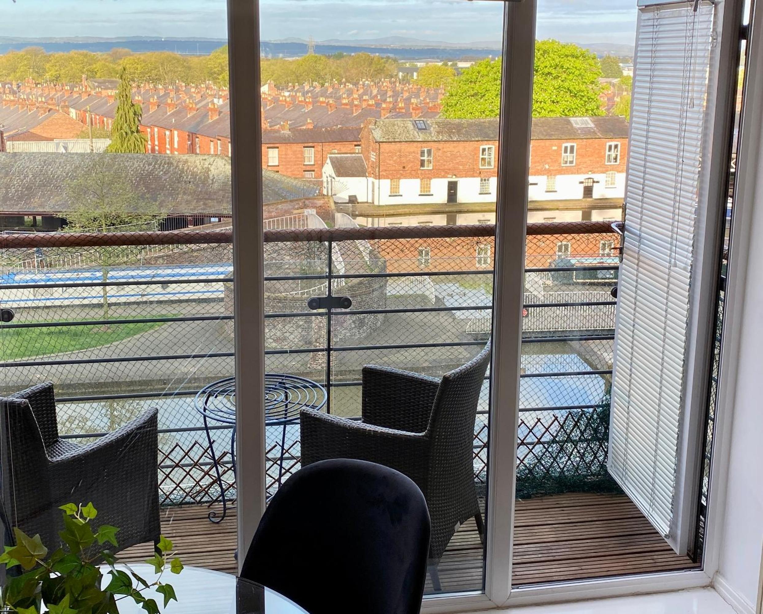 City Centre Chester Waterways Apartment view 3