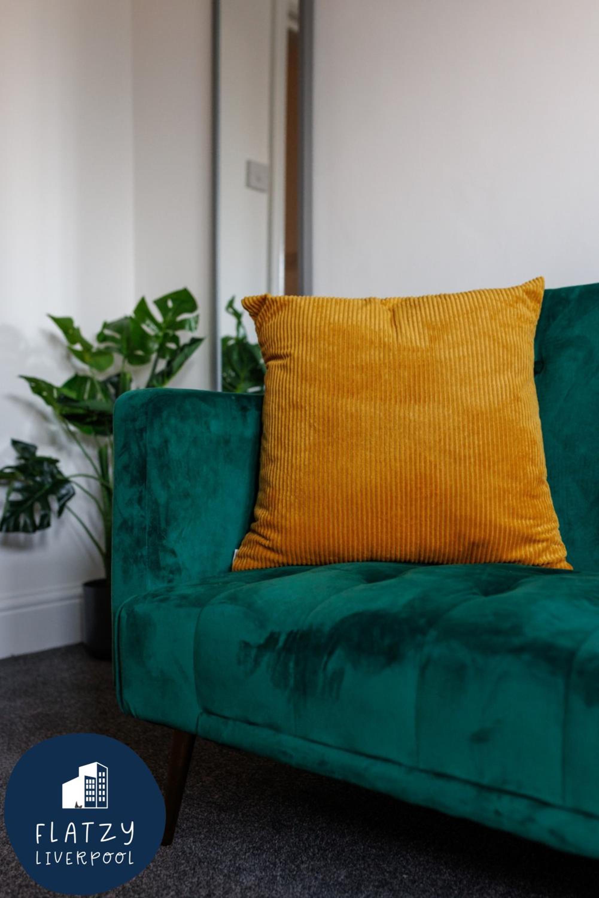 FLATZY - Modern Apartment Close to Football Stadiums photo 3