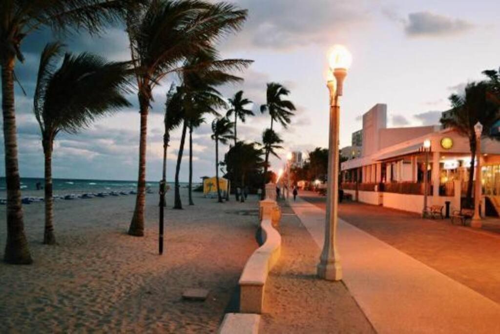 Beach Retreat, 1 block from downtown, near beach and Shops with private patio view 3