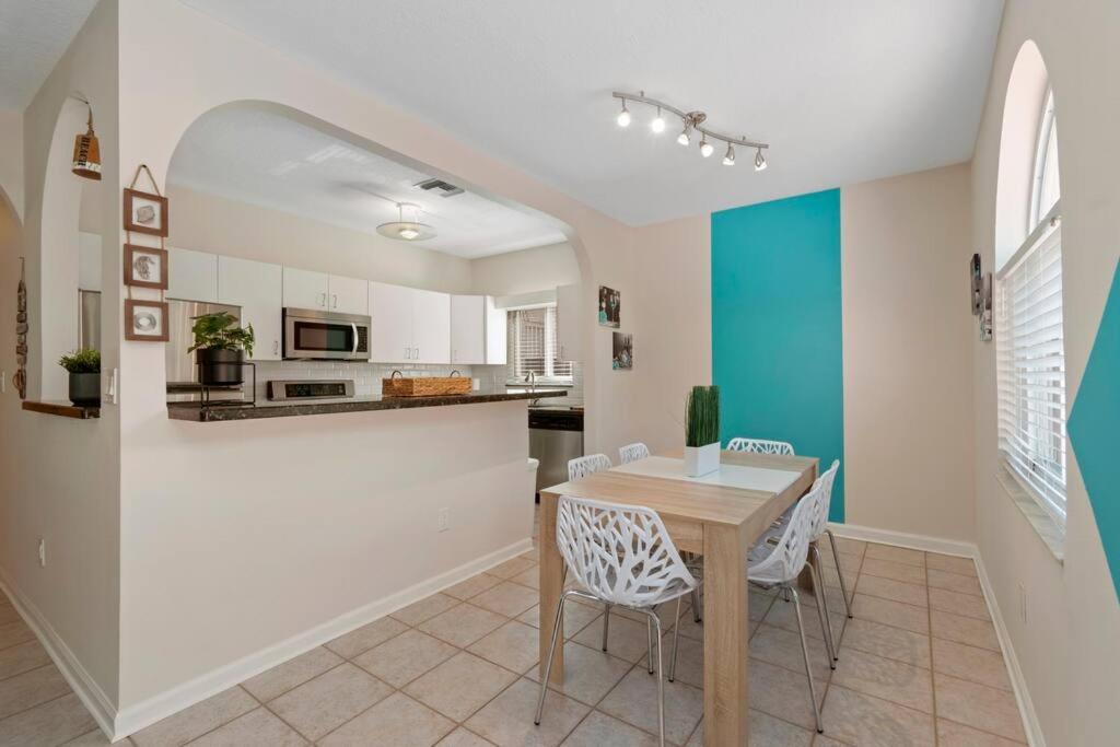 Beach Retreat, 1 block from downtown, near beach and Shops with private patio view 5