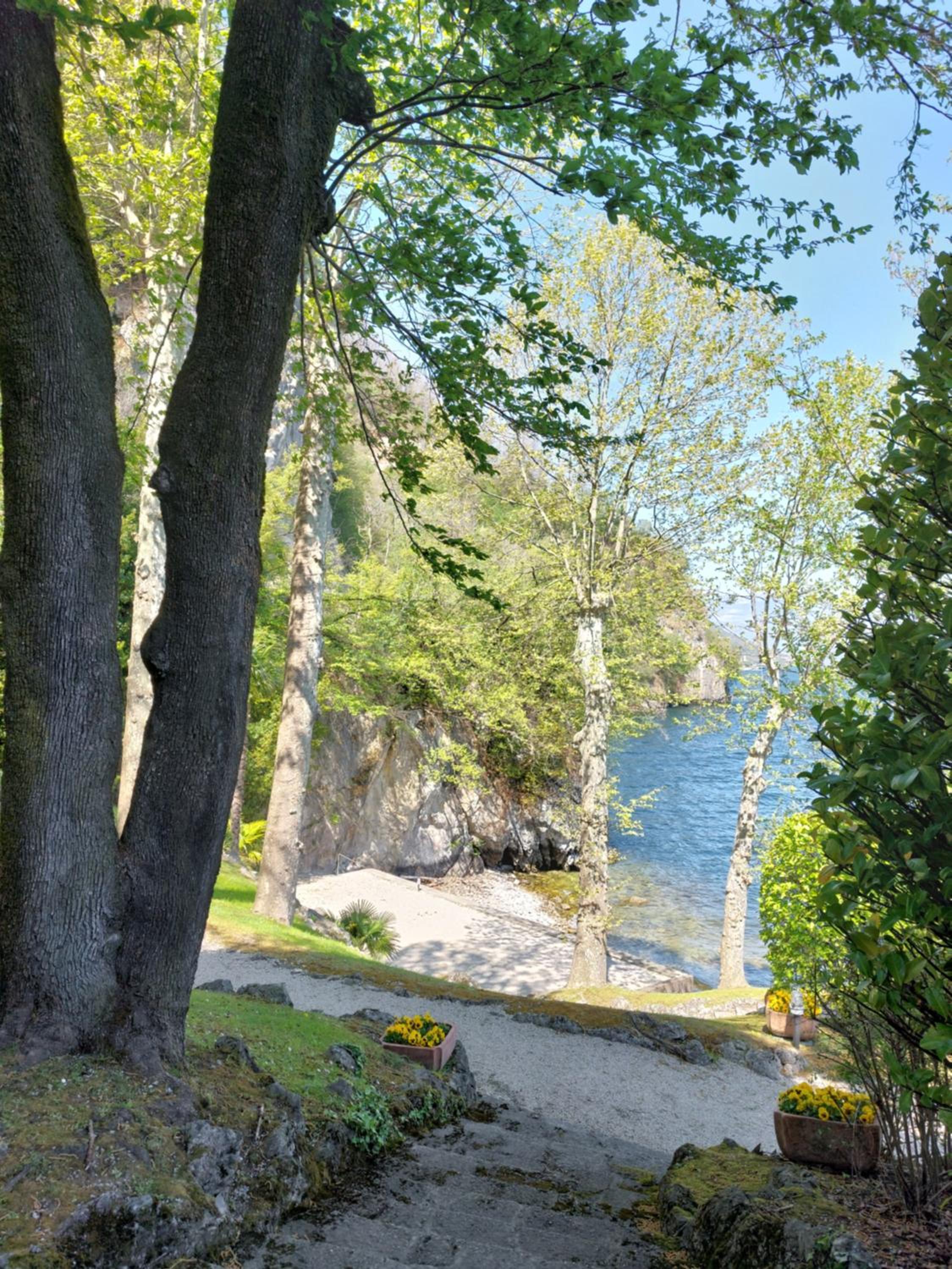 CHARMING APARTMENT LAKE FRONT
