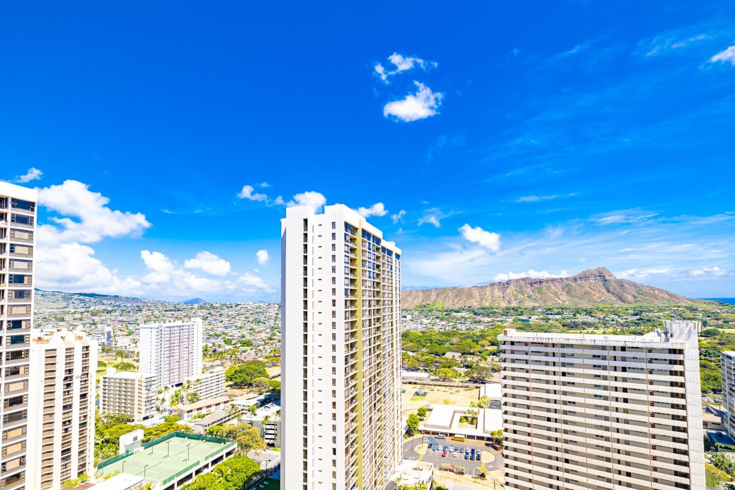 Hotel Waikiki Banyan Bliss, Ocean View & Walk to Beach - Image 1
