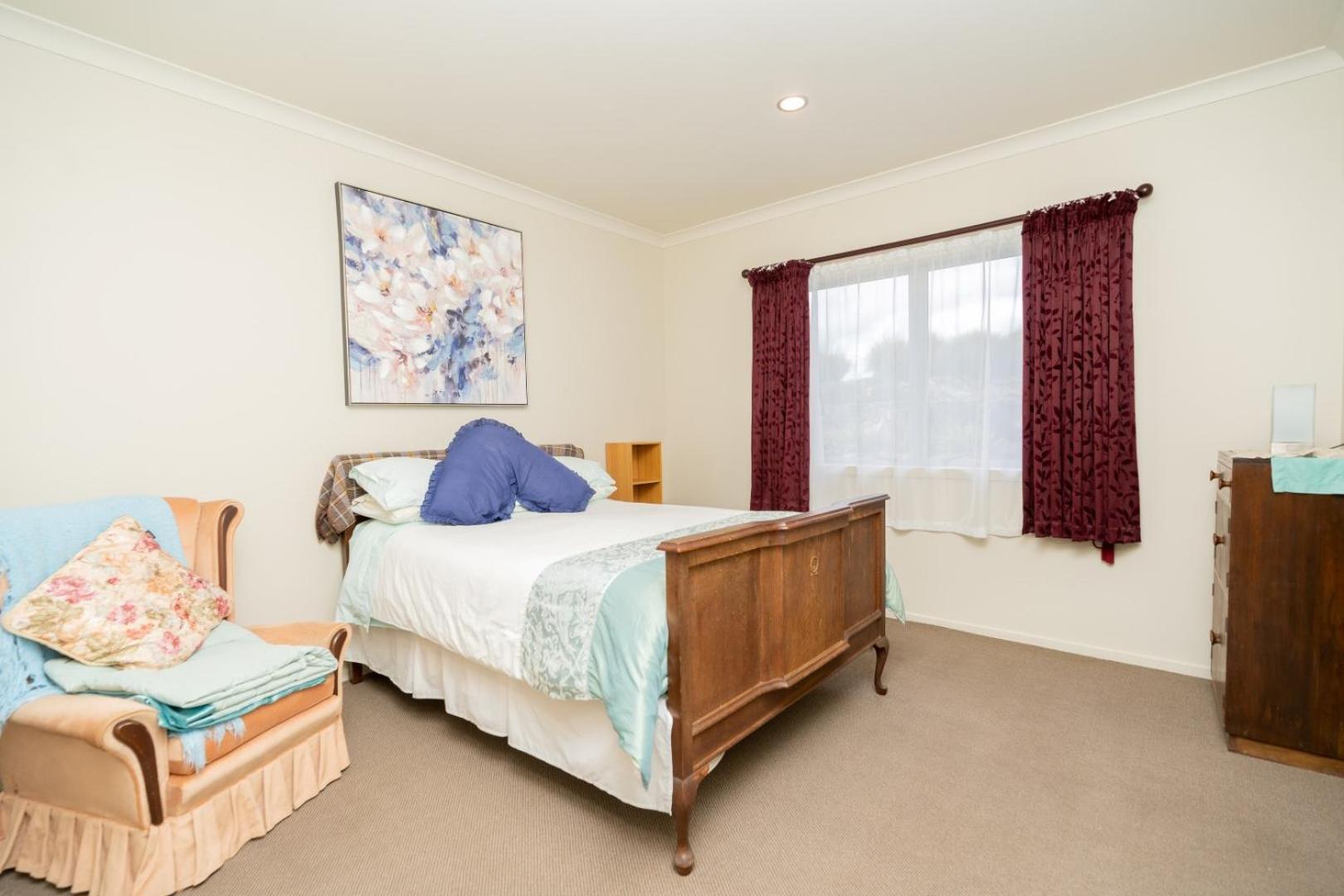 Hills Road Farmhouse - Christchurch Holiday Homes view 4