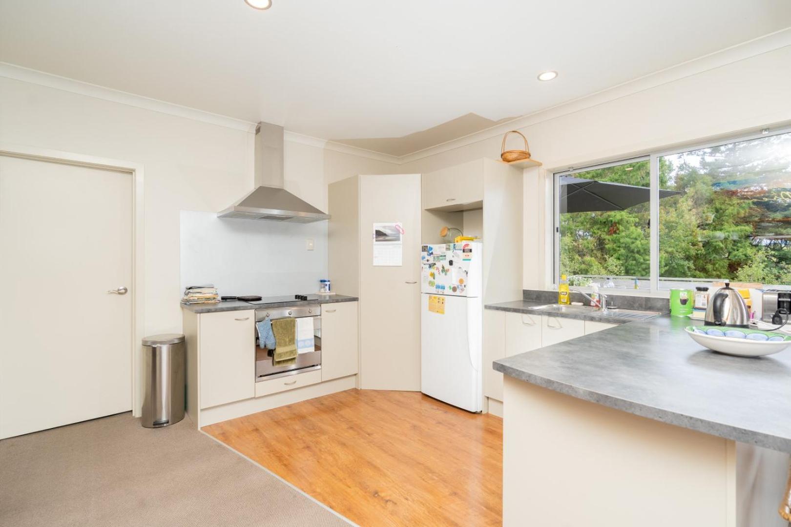 Hills Road Farmhouse - Christchurch Holiday Homes view 5