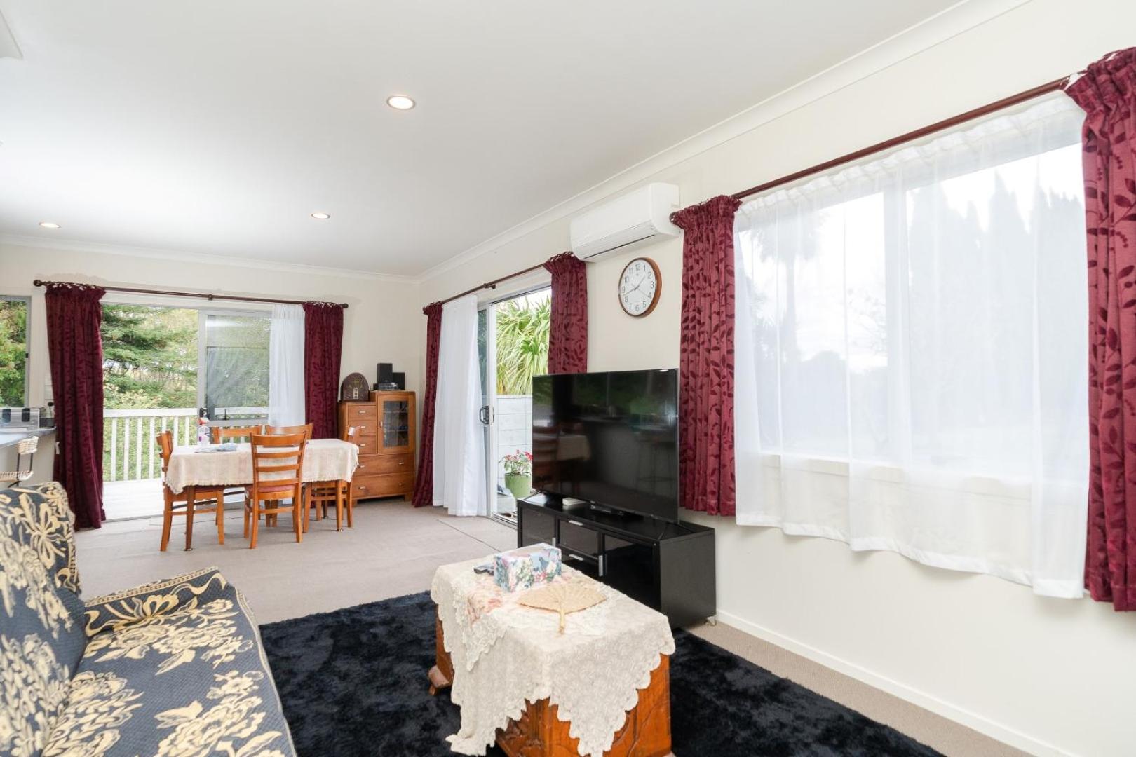 Hills Road Farmhouse - Christchurch Holiday Homes view 3