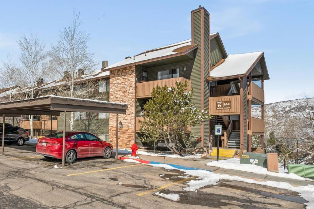 Hotel Cozy Top Floor Condo with Mountain Views - Image 1