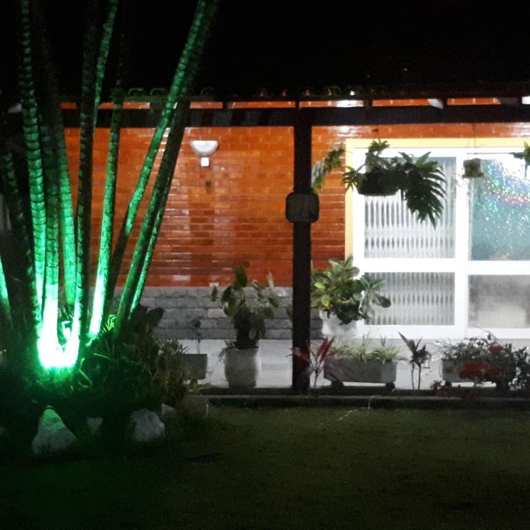 Casa de praia/campo com piscina e gramado
