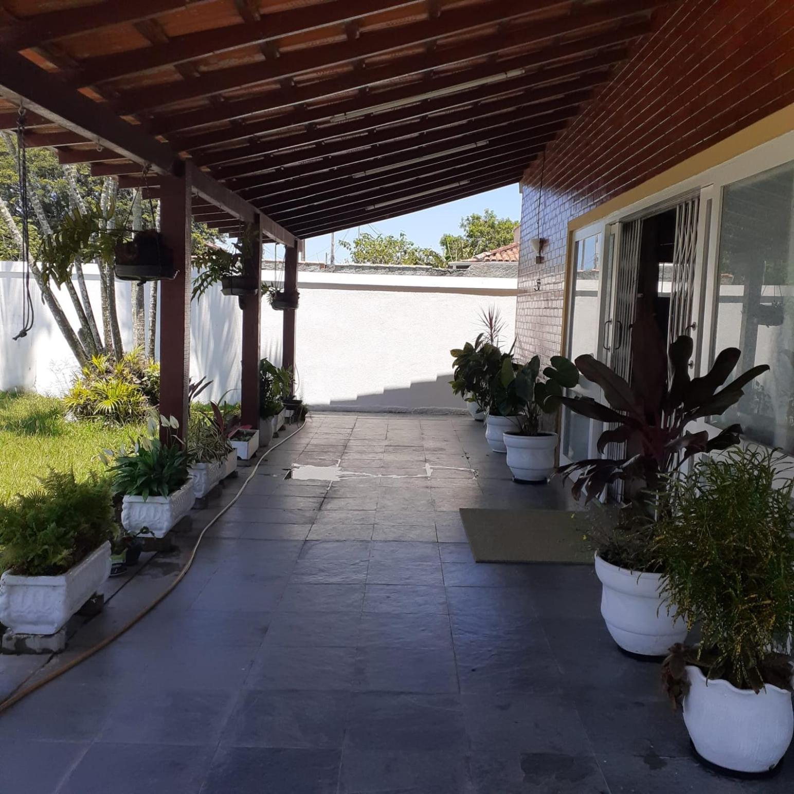 Casa de praia/campo com piscina e gramado