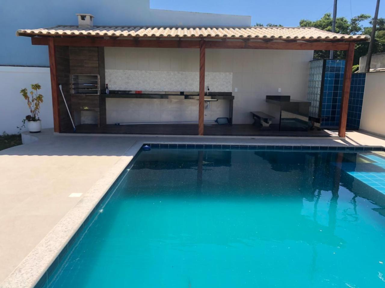 Casa de praia/campo com piscina e gramado