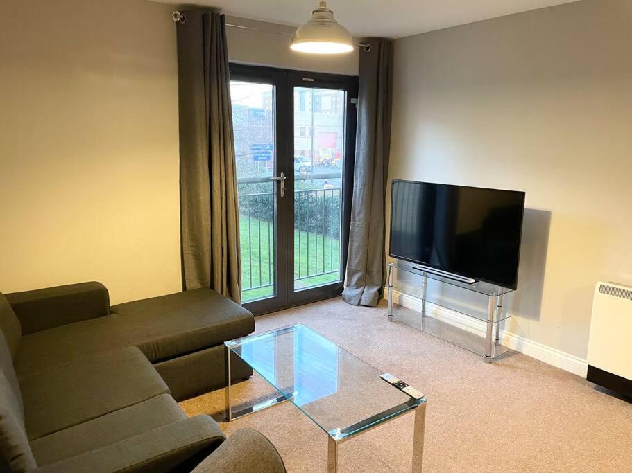 BEST PRICE! Huge 1 bed Apartment, City Centre, Single Beds or Super King, Sofabed & FREE SECURE PARKING view 3