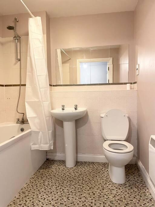 BEST PRICE! Huge 1 bed Apartment, City Centre, Single Beds or Super King, Sofabed & FREE SECURE PARKING view 4