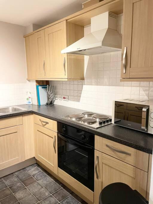 BEST PRICE! Huge 1 bed Apartment, City Centre, Single Beds or Super King, Sofabed & FREE SECURE PARKING view 5